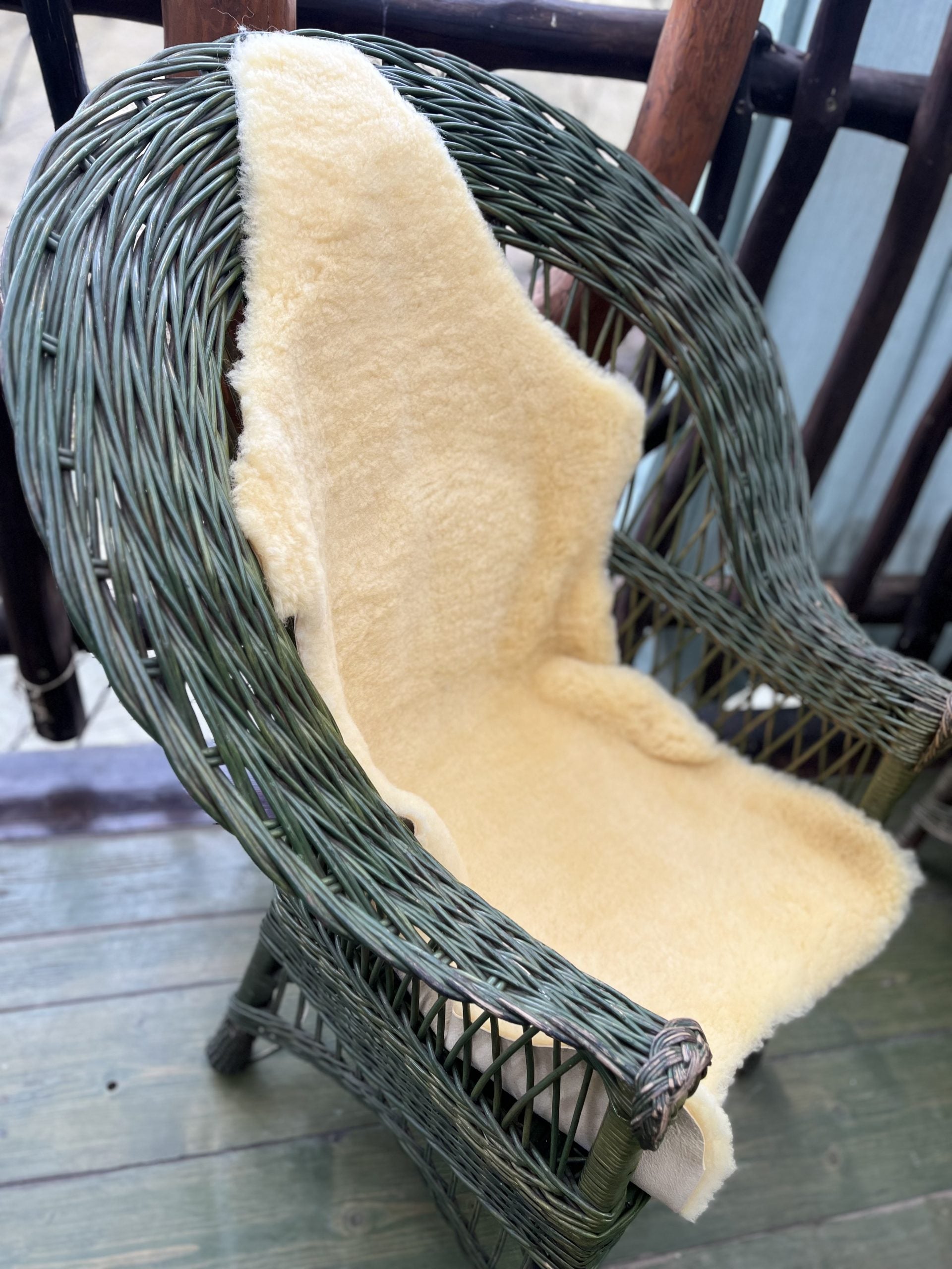Lemon Dyed Short Wool Sheepskin 110×65 cm – Natural Rug