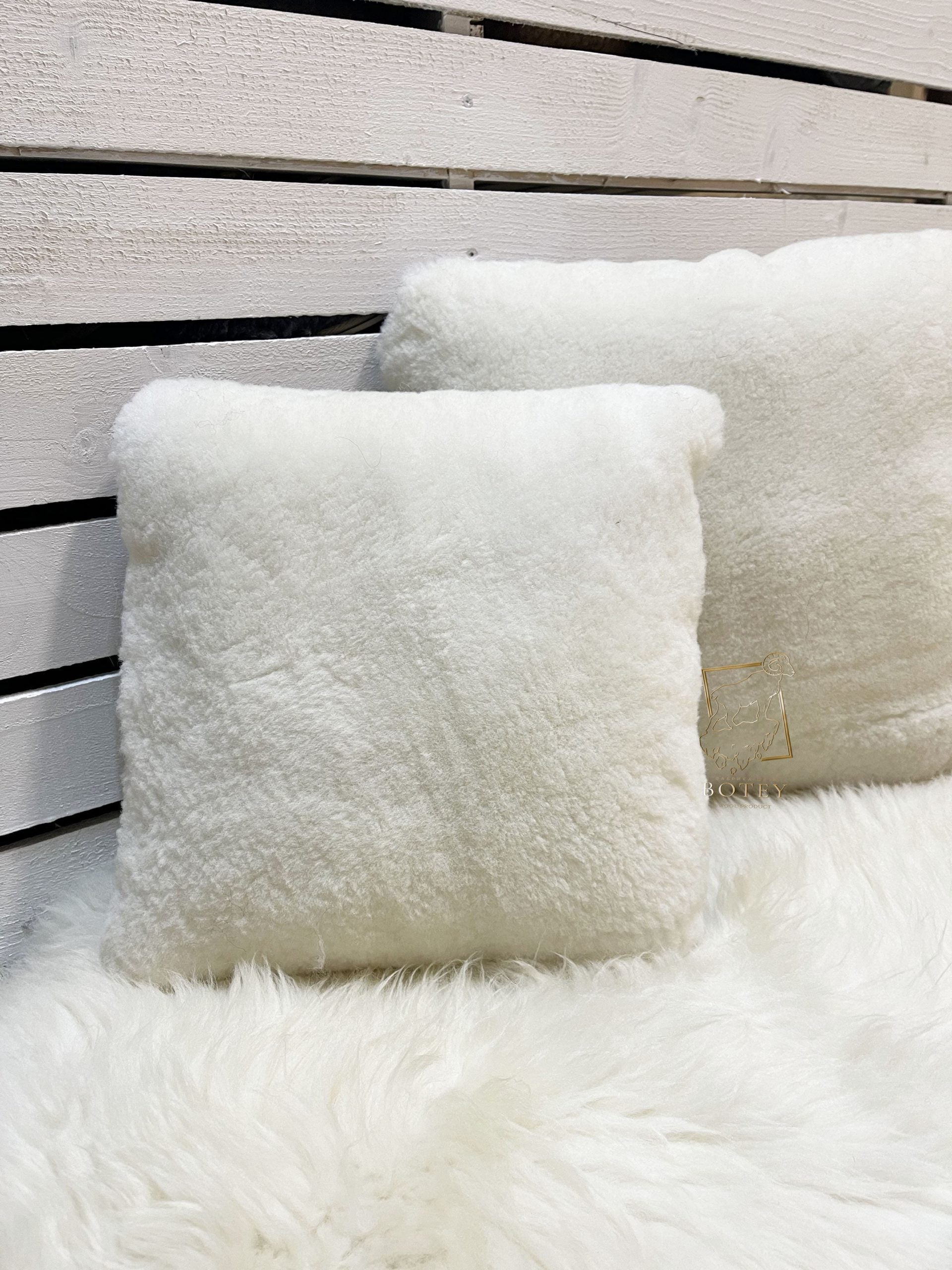 Handmade Short-Hair Sheepskin Pillow 45×45 cm – Natural Fur Cushion