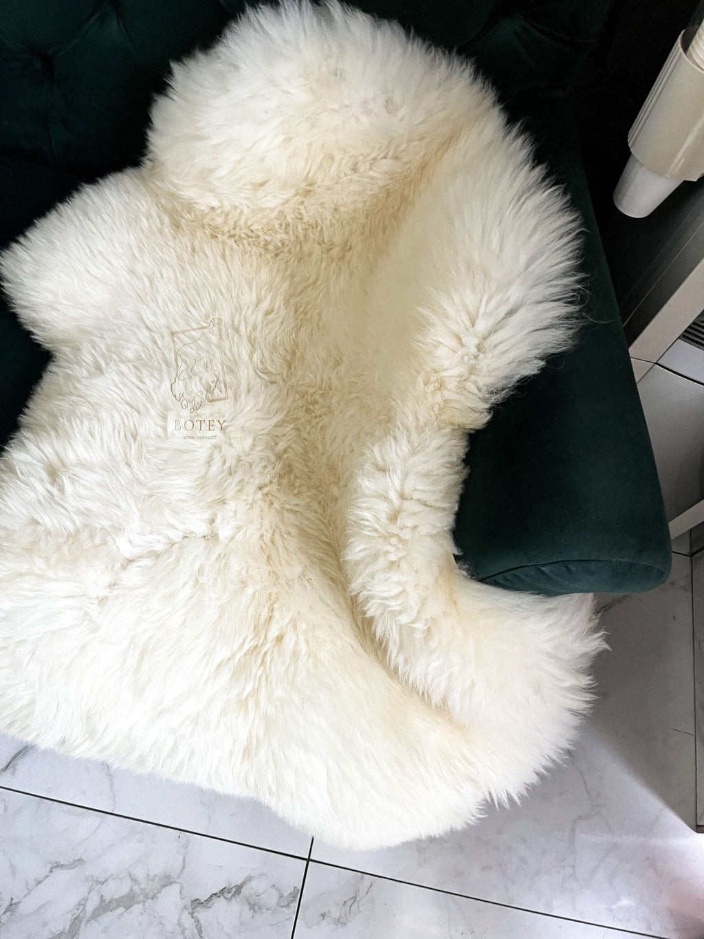 White Sheepskin Rug 110×65 cm – Natural Wool Hide