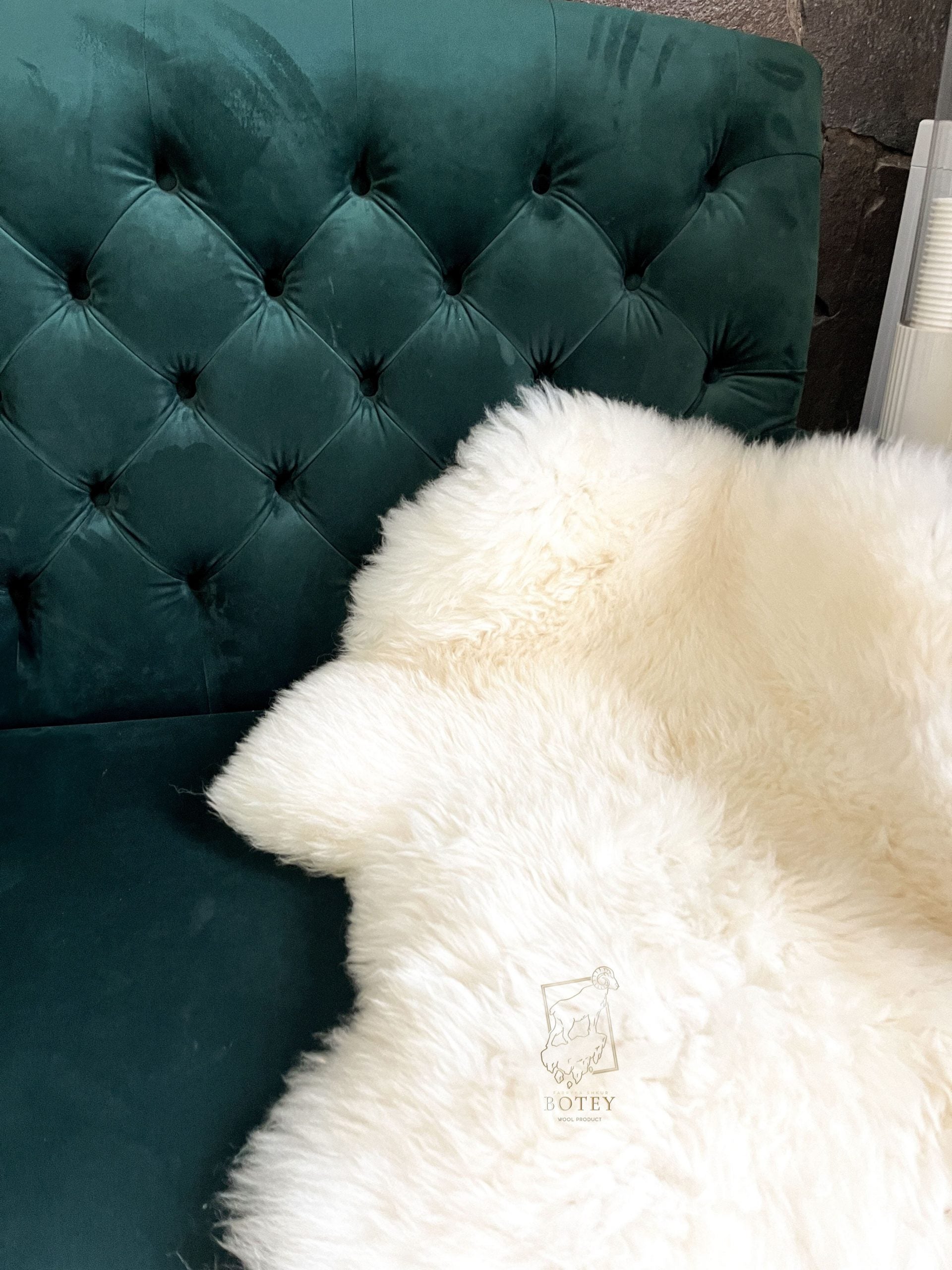 White Sheepskin Rug 110×65 cm – Natural Wool Hide