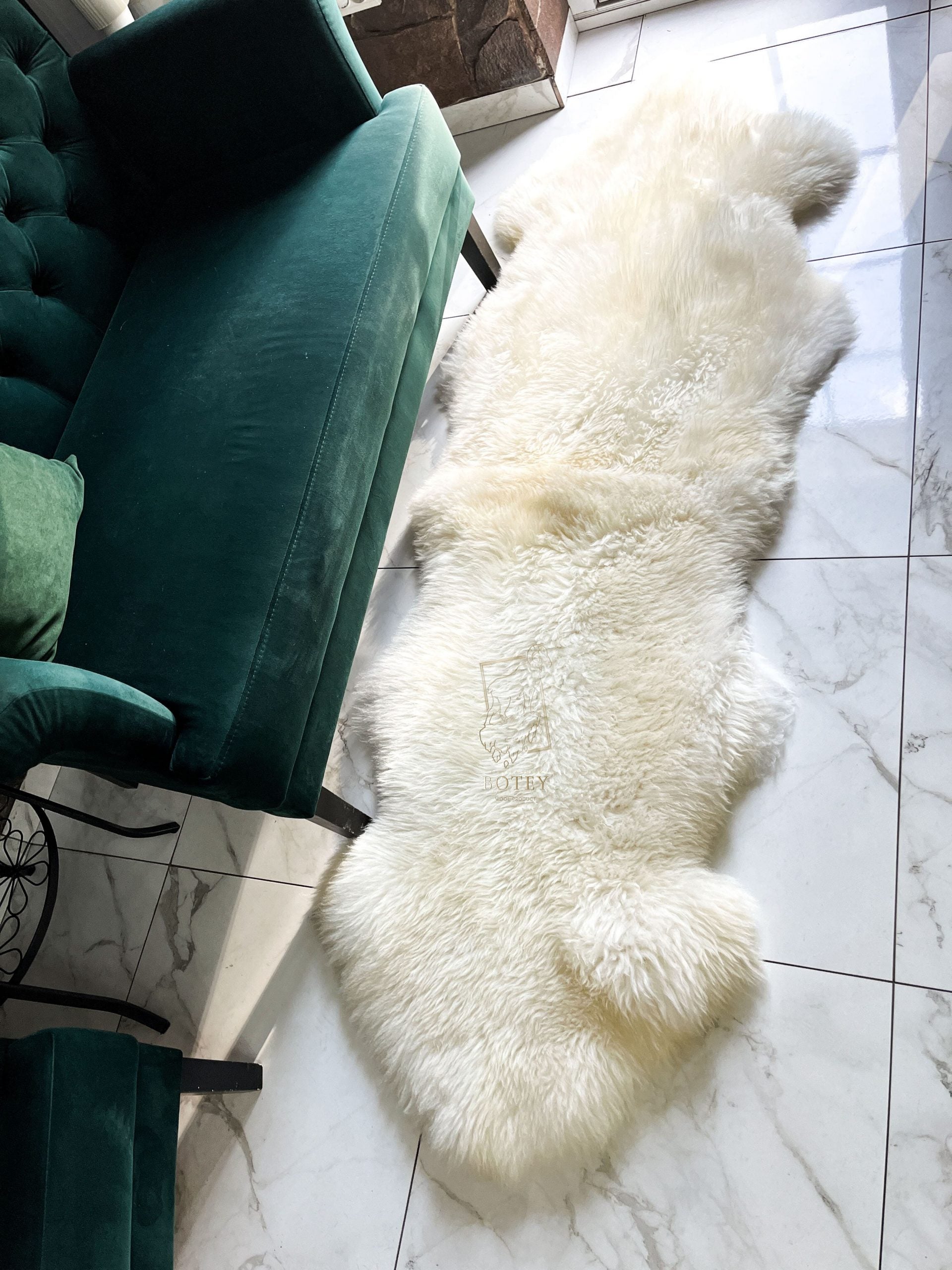 Natural White Sheepskin Rug Double (200×70 cm) – Soft Luxury Fur Carpet