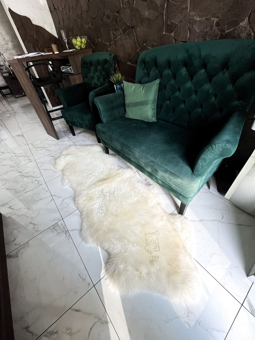 Natural White Sheepskin Rug Double (200×70 cm) – Soft Luxury Fur Carpet