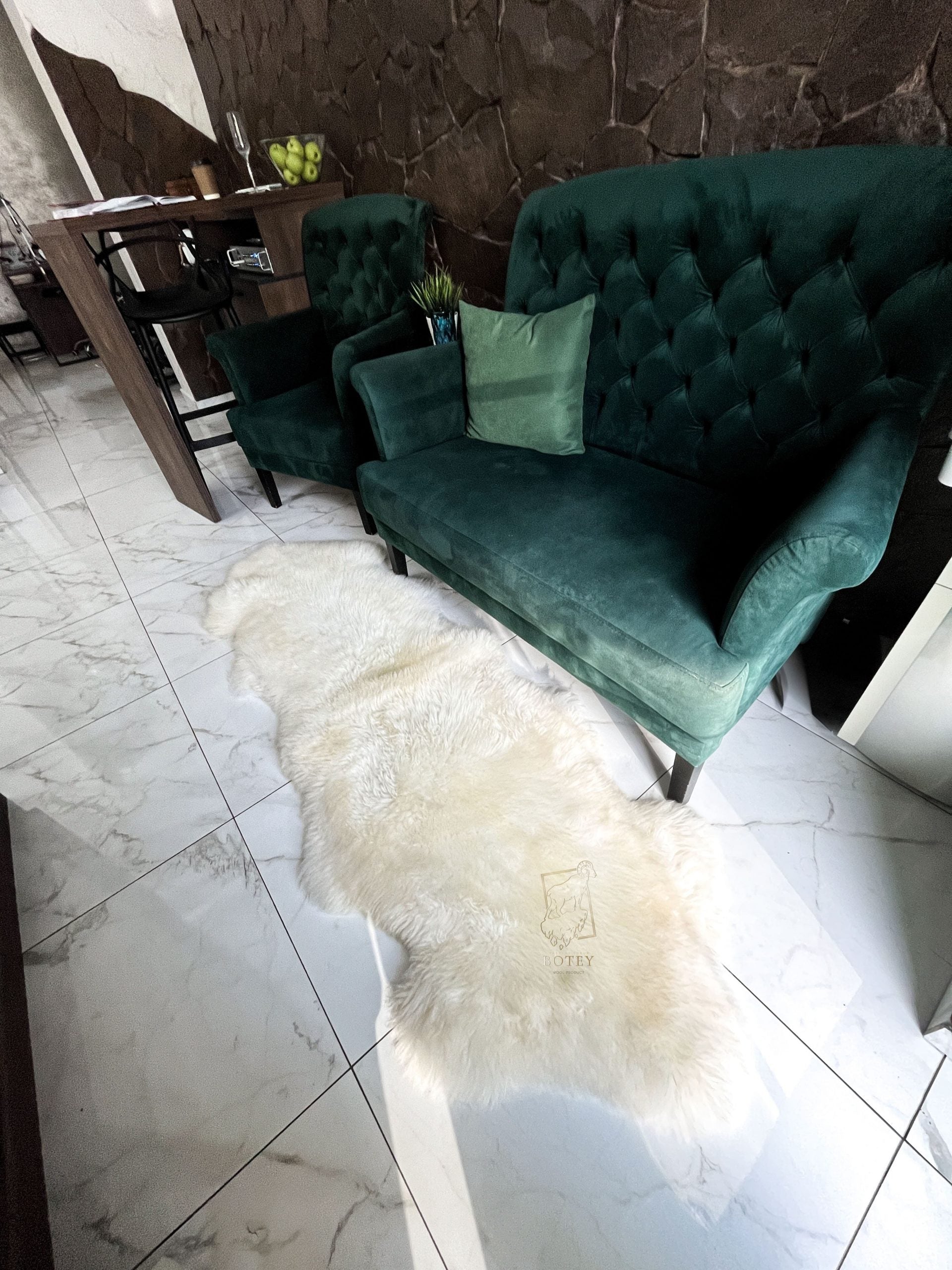 Natural White Sheepskin Rug Double (200×70 cm) – Soft Luxury Fur Carpet