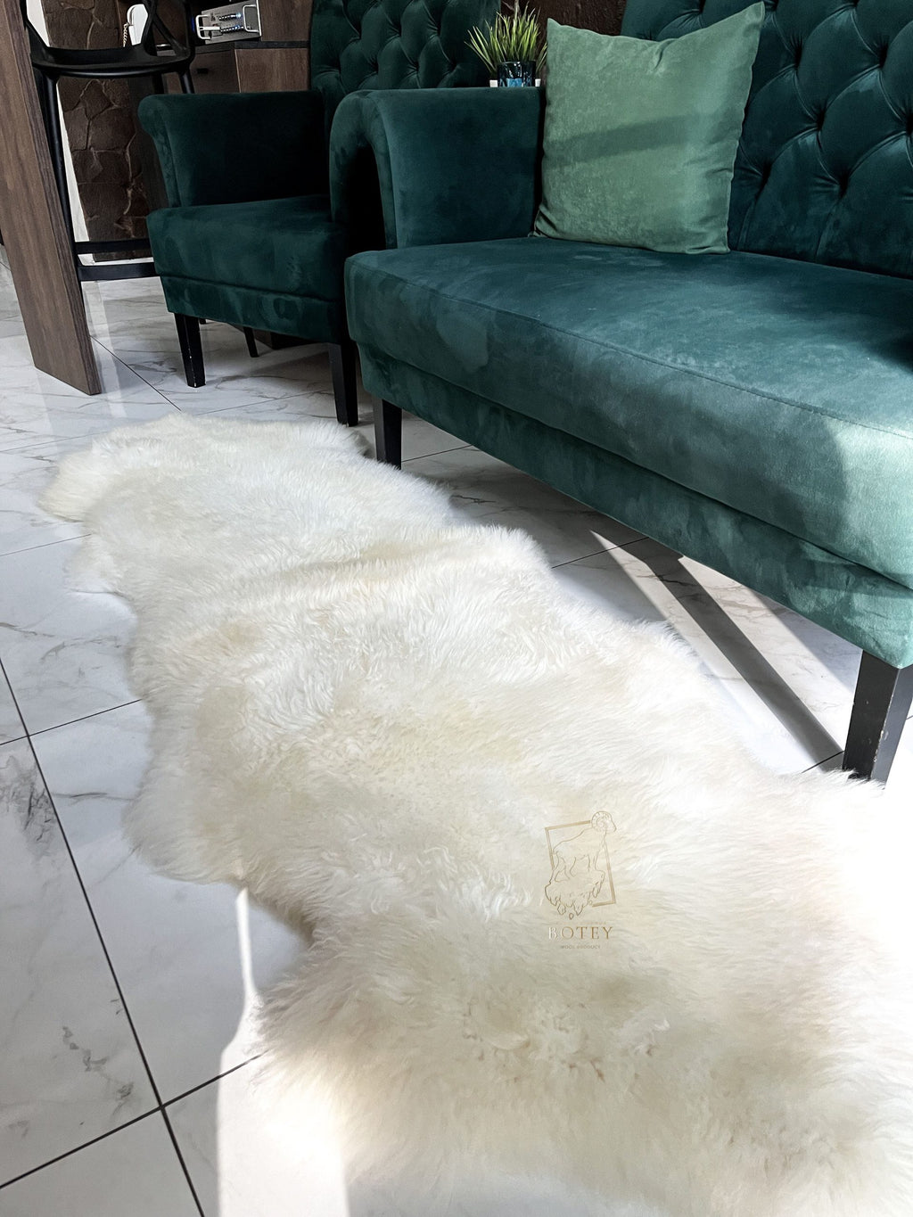 Natural White Sheepskin Rug Double (200×70 cm) – Soft Luxury Fur Carpet