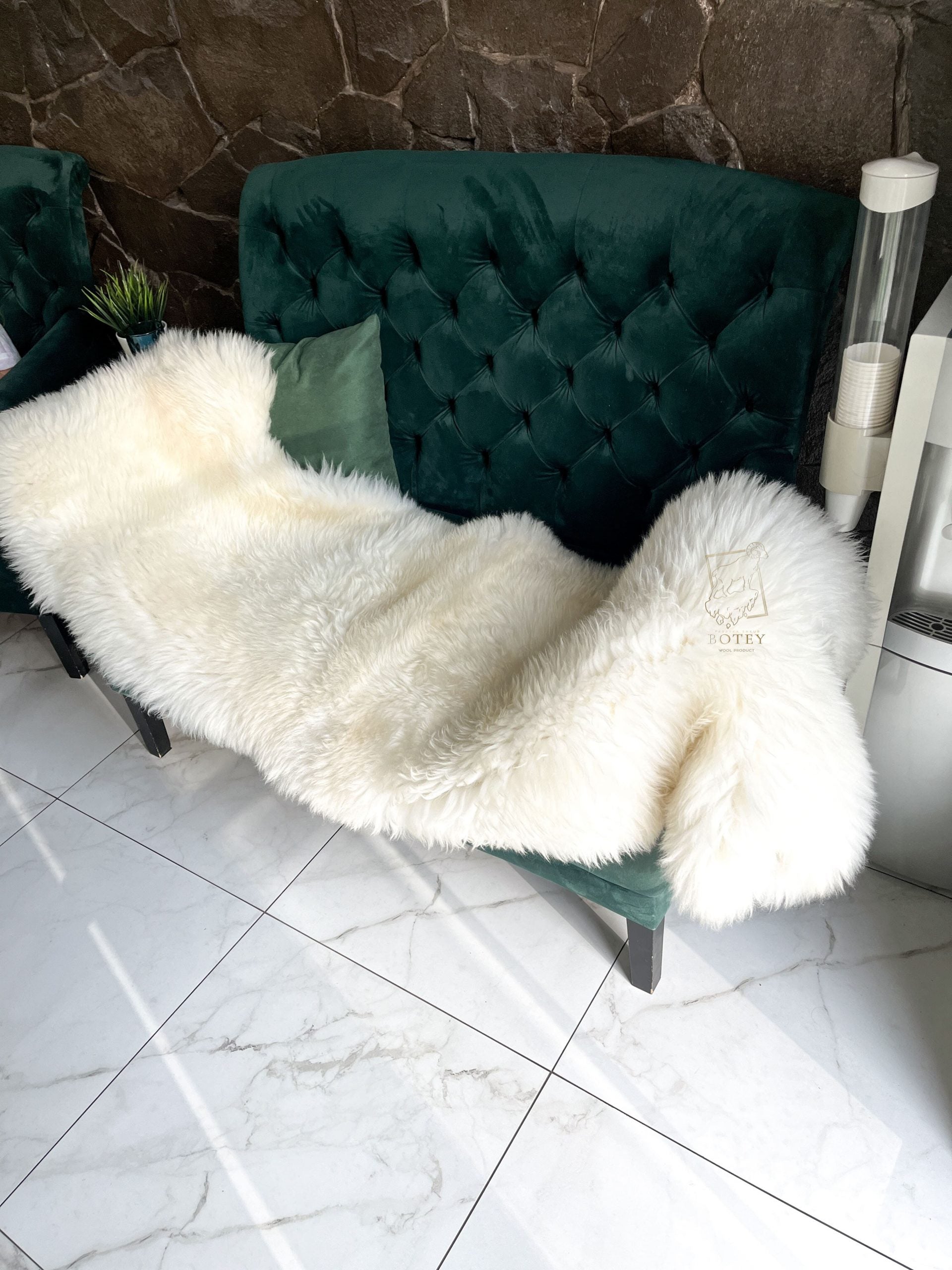Natural White Sheepskin Rug Double (200×70 cm) – Soft Luxury Fur Carpet
