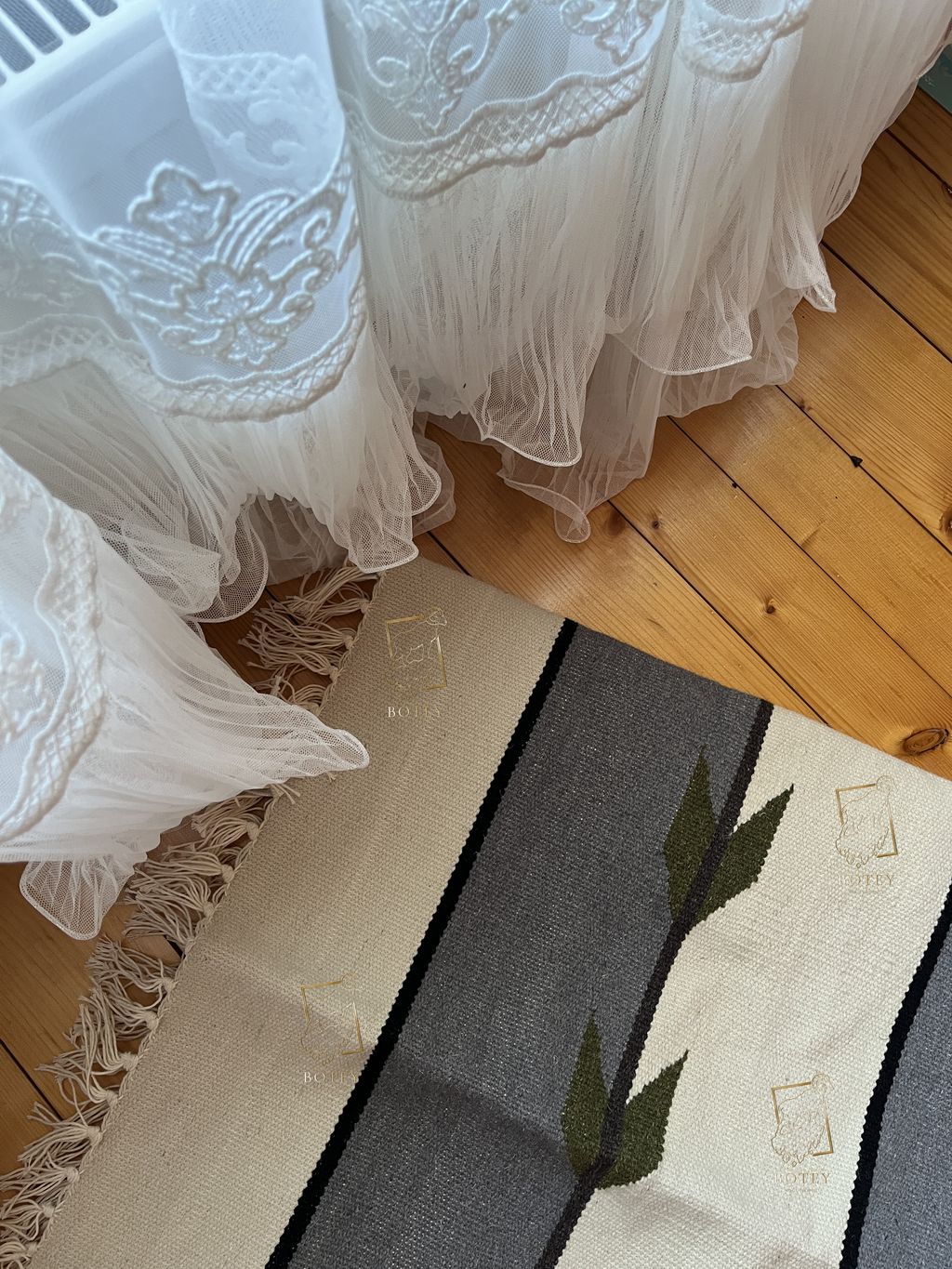 Handmade Hutsul Wool Rug “Leaves” – Natural Wool Carpet 200×140 cm