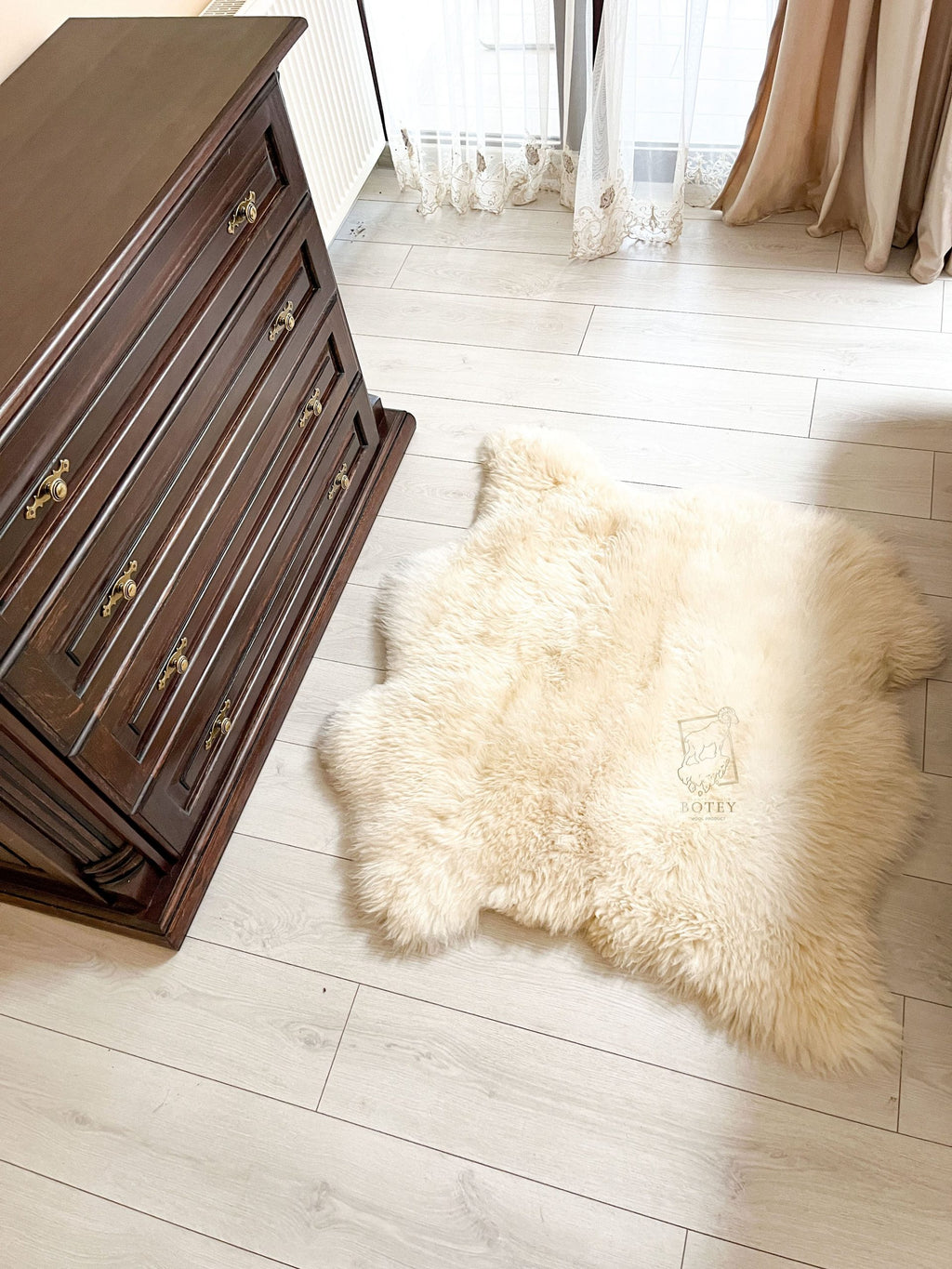Wide Sheepskin Rug 2-in-1 (110×100 cm) – Natural White Fur Carpet