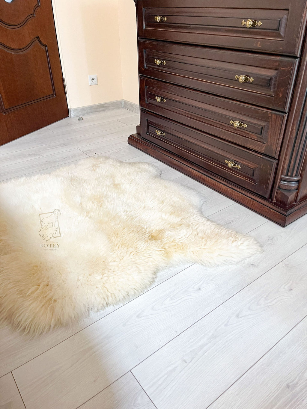 Wide Sheepskin Rug 2-in-1 (110×100 cm) – Natural White Fur Carpet