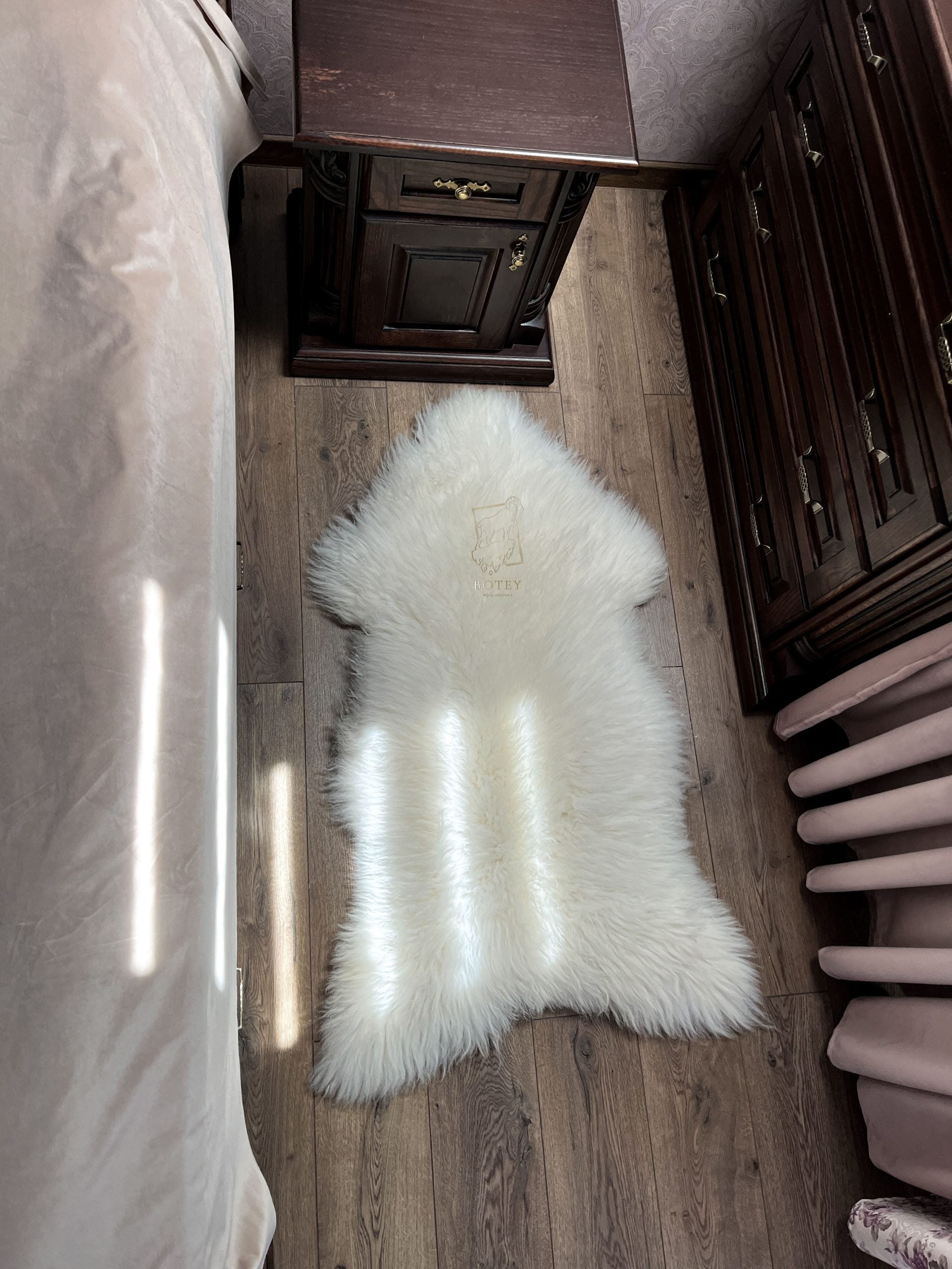 White Sheepskin “Snow White” 130×70 cm – Premium Long Wool Hide