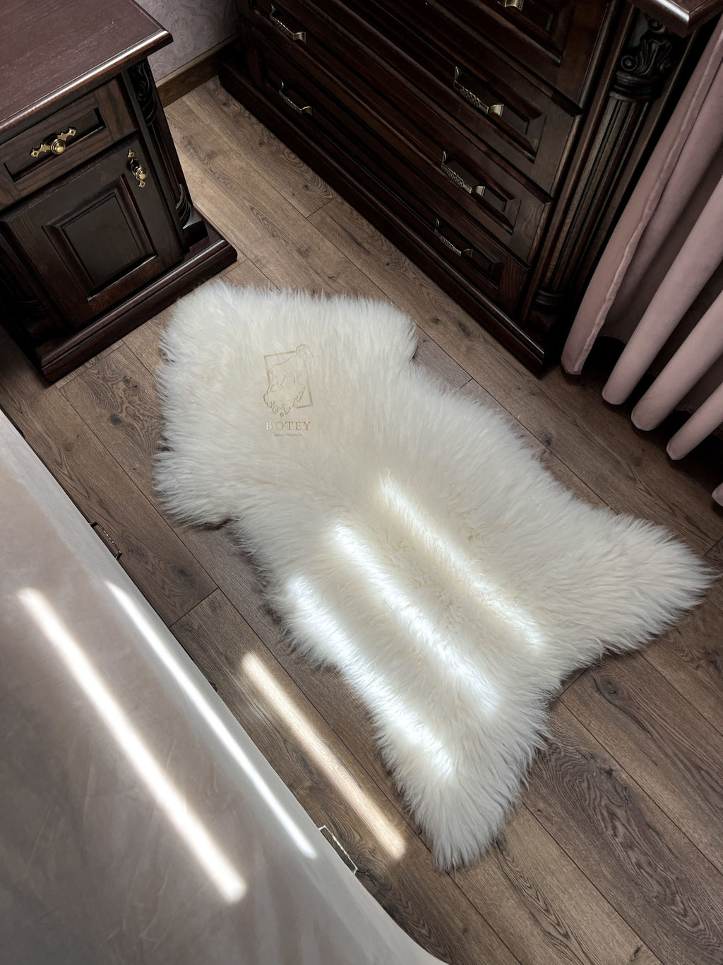 White Sheepskin “Snow White” 130×70 cm – Premium Long Wool Hide