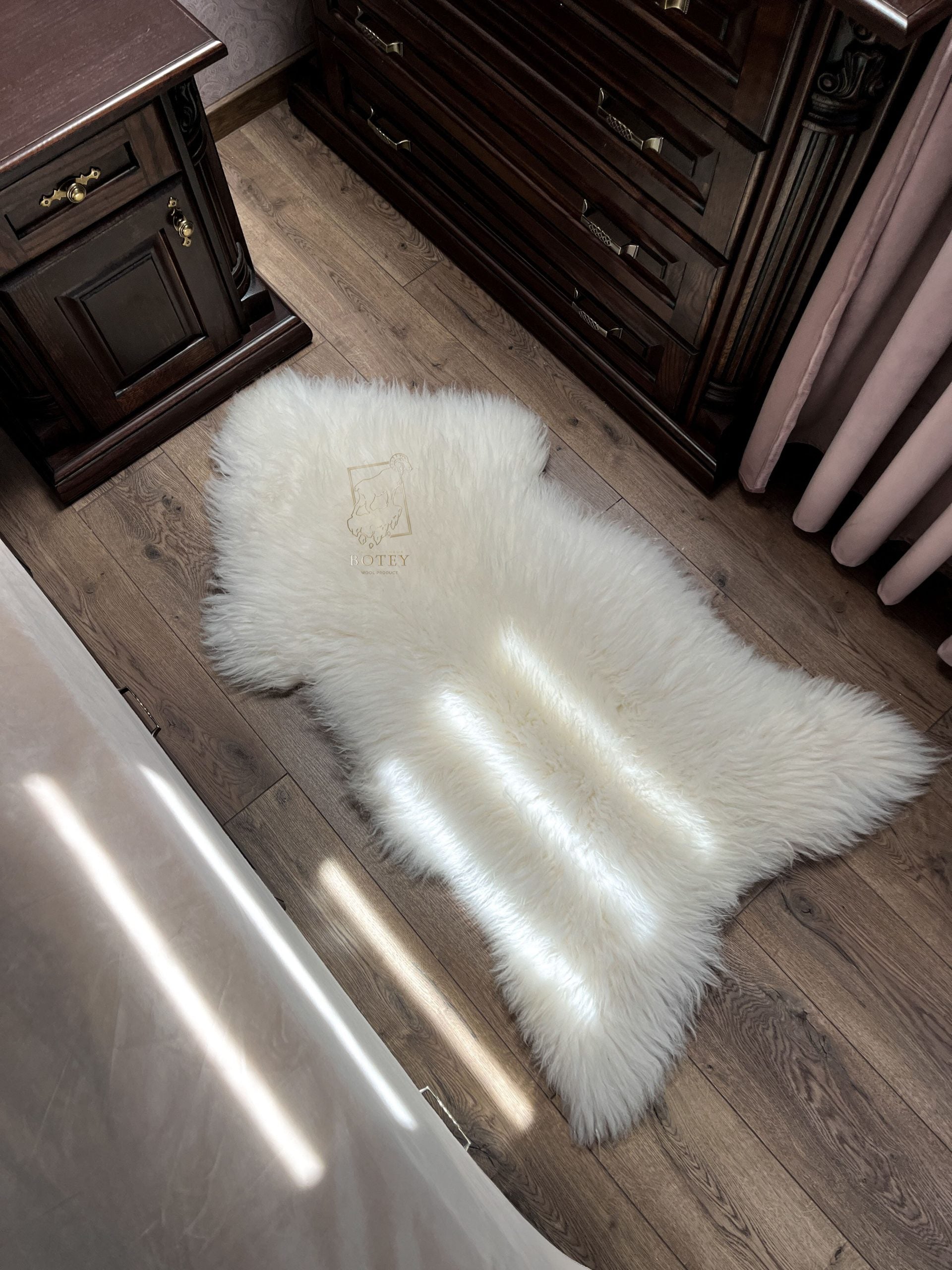 White Sheepskin “Snow White” 130×70 cm – Premium Long Wool Hide