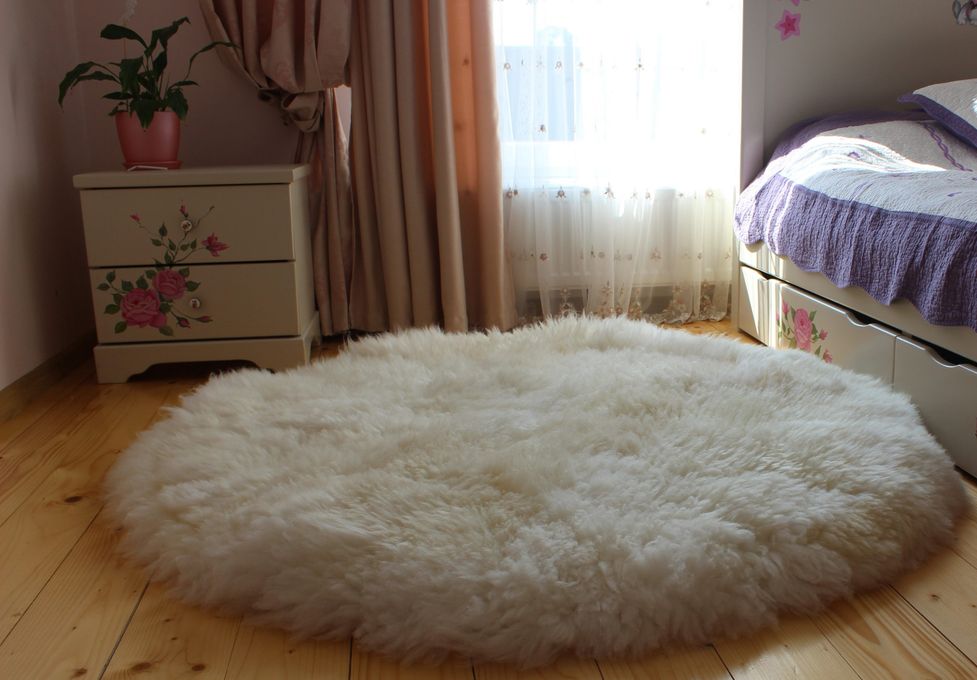Round Sheepskin Rug (120×120 cm) – Natural White Fur Carpet