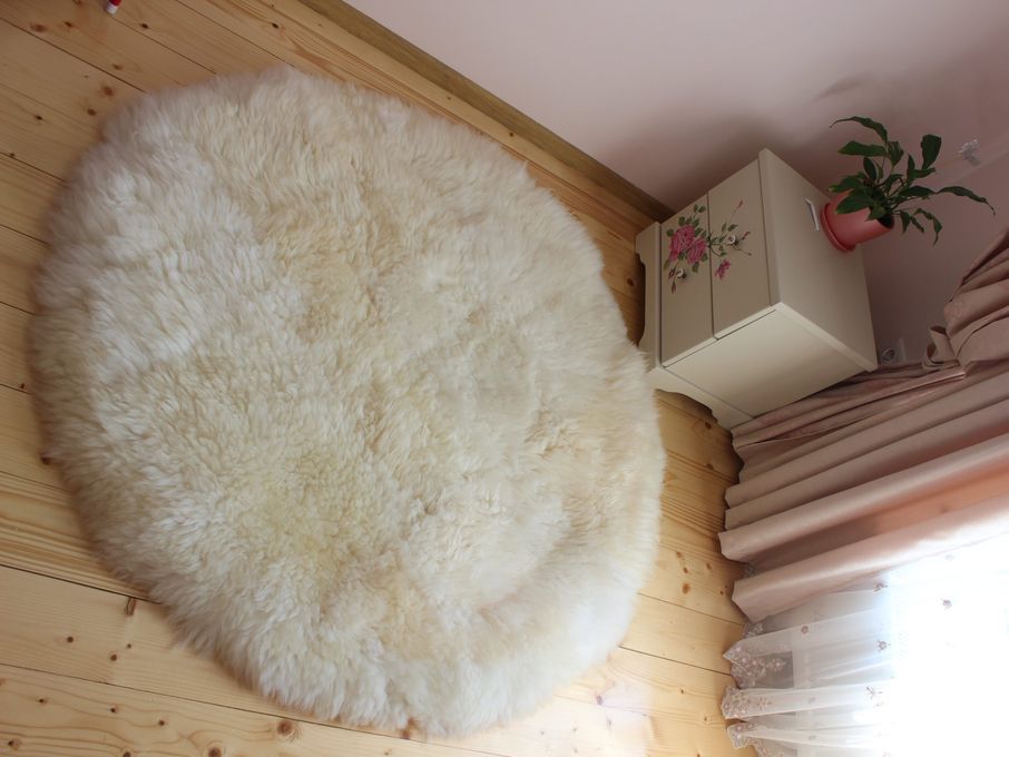 Round Sheepskin Rug (120×120 cm) – Natural White Fur Carpet