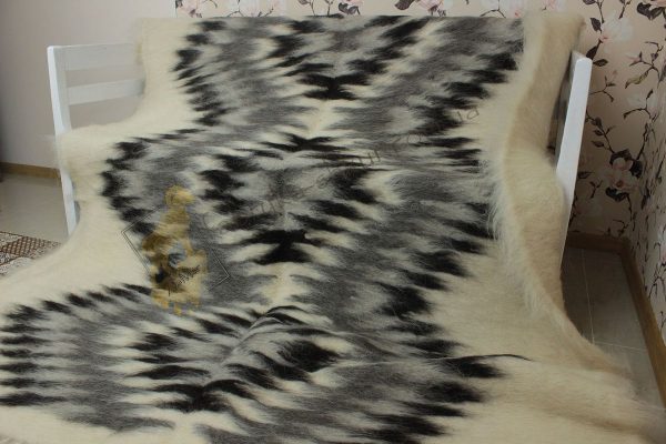 Carpathian Wool Blanket “Original Black” 200×220 cm – Premium Handmade Natural Wool