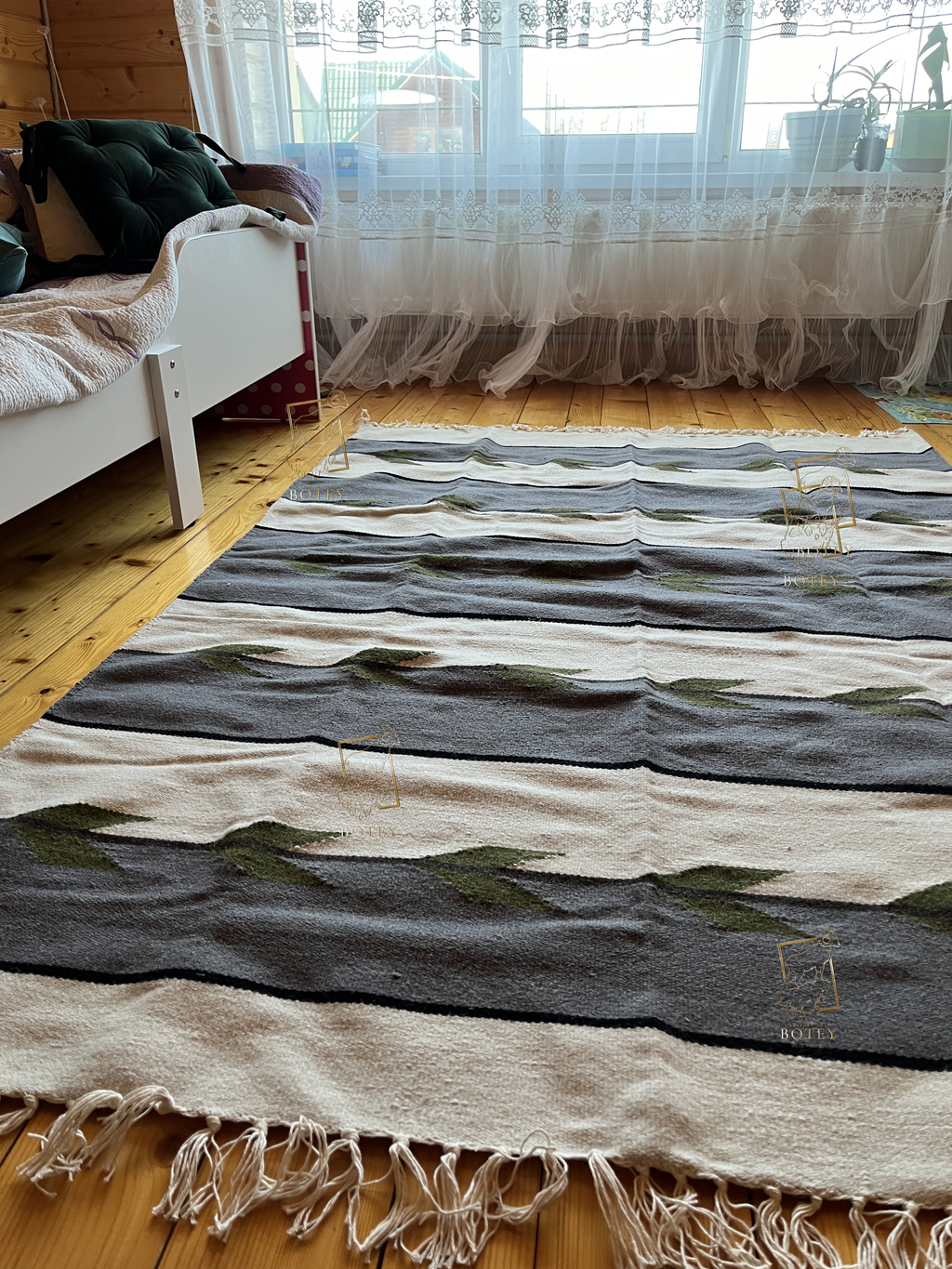Handmade Hutsul Wool Rug “Leaves” – Natural Wool Carpet 200×140 cm