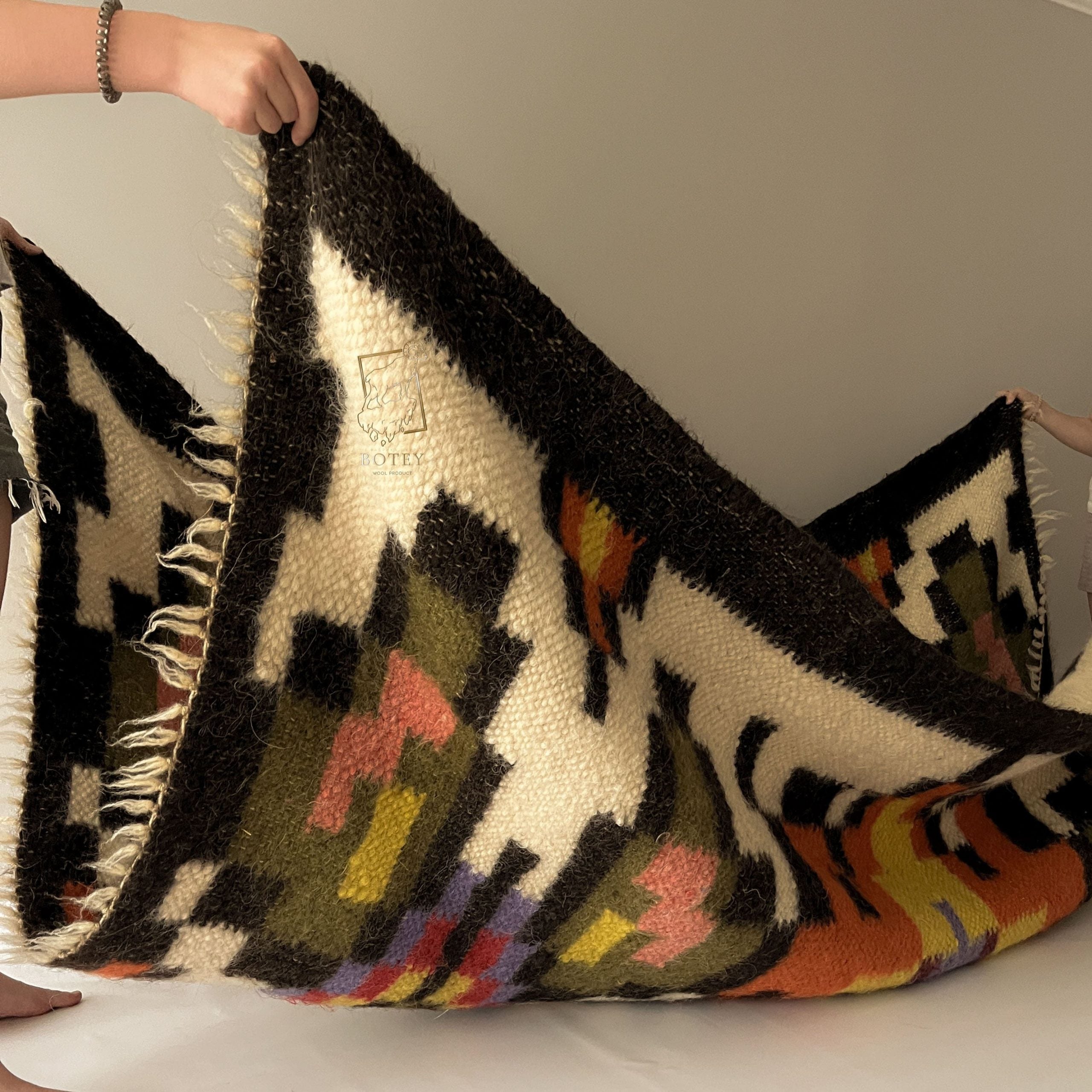 Carpathian Wool Blanket “Gold of the Carpathians” 200×300 cm – Premium Handmade Natural Wool