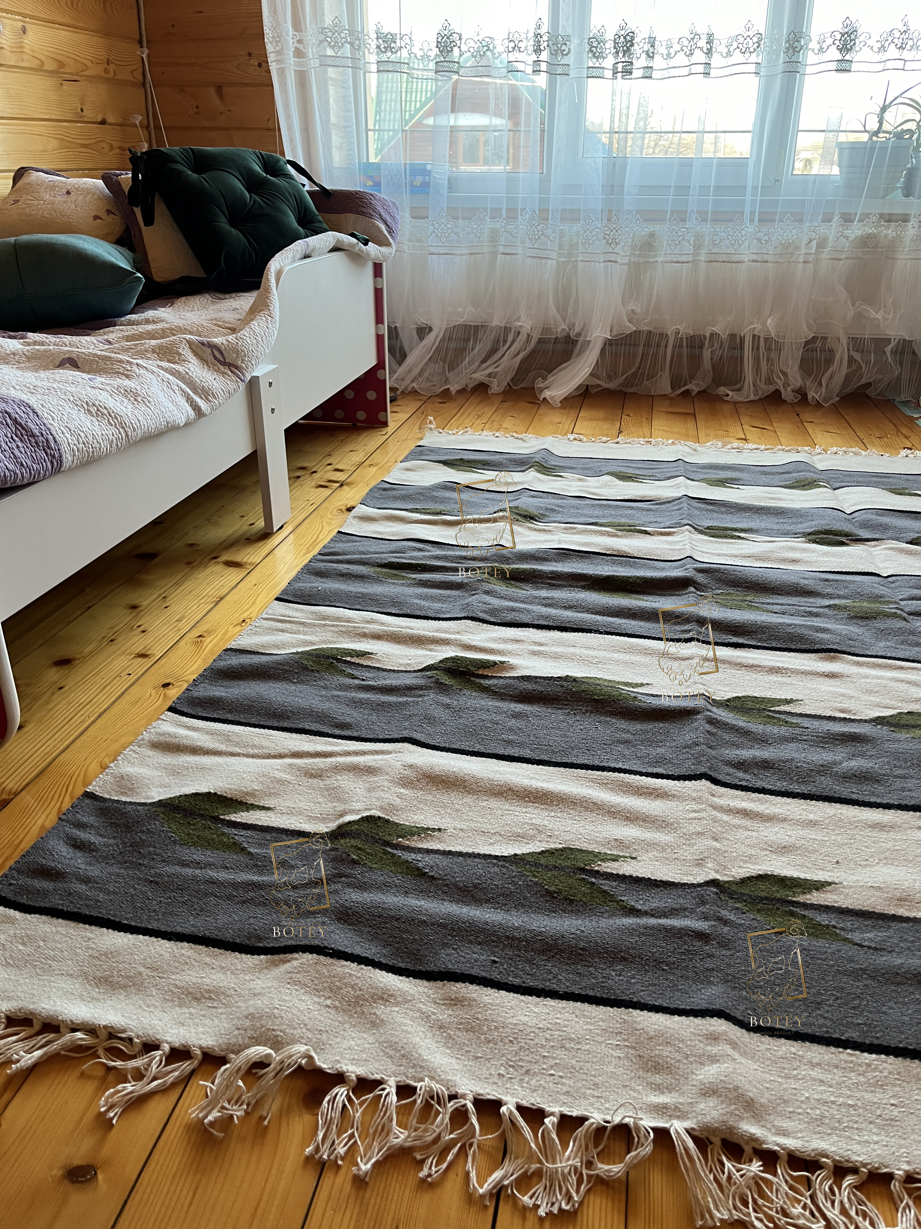 Handmade Hutsul Wool Rug “Leaves” – Natural Wool Carpet 200×140 cm