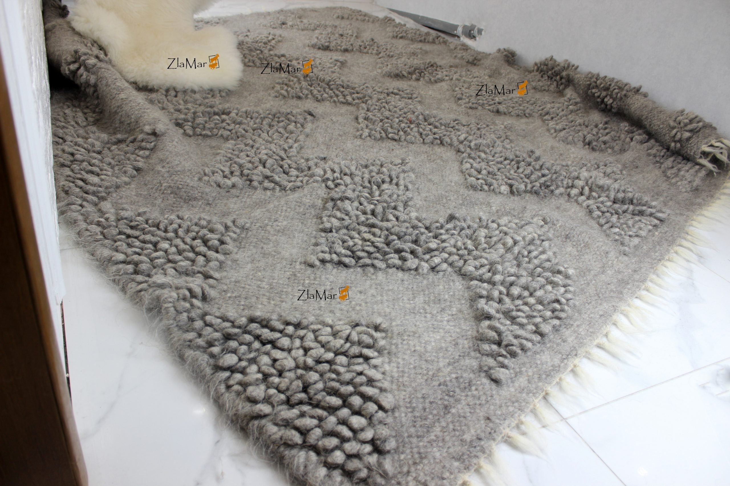 Carpathian Wool Blanket “Grey Zigzag Bouclé” 200×220 cm – Premium Handmade Natural Wool