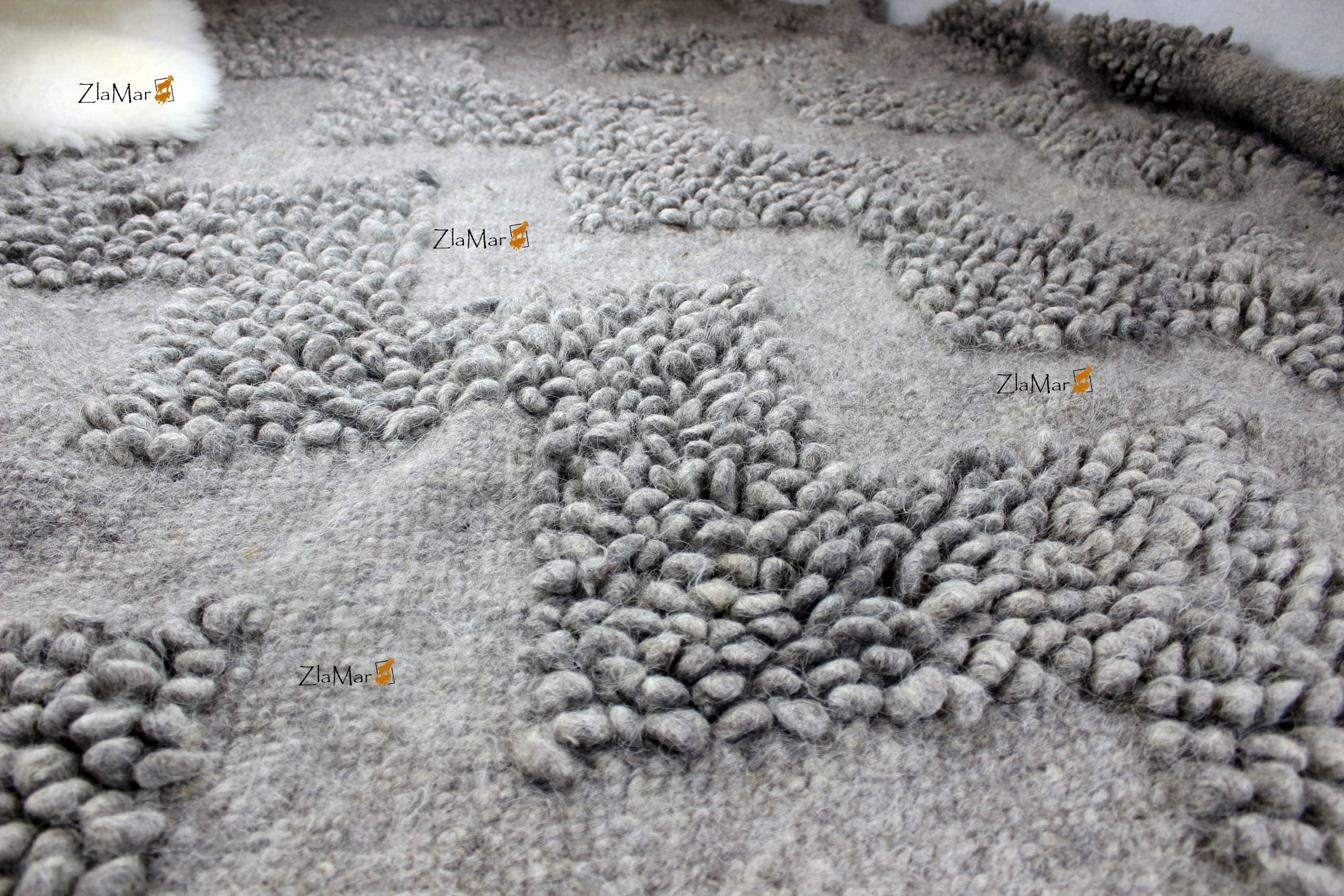 Carpathian Wool Blanket “Grey Zigzag Bouclé” 200×220 cm – Premium Handmade Natural Wool