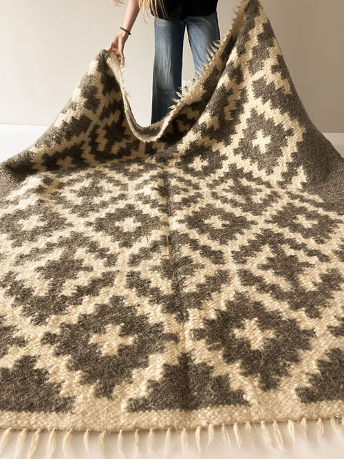 Carpathian Wool Blanket “Bokeh” 150×220 cm – Premium Handmade Natural Wool