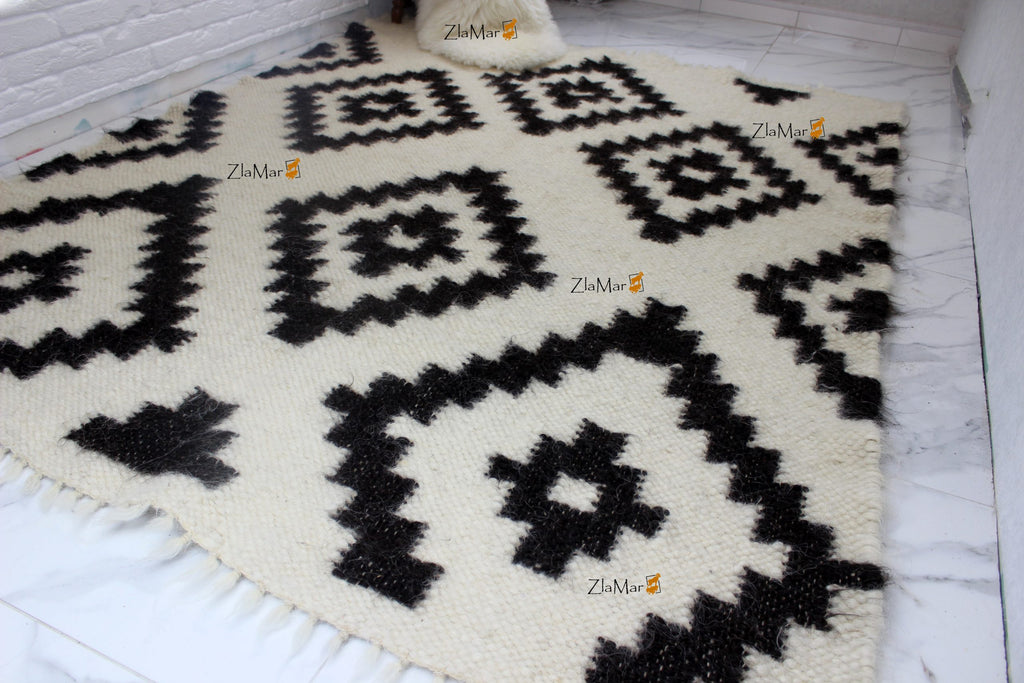 Carpathian Wool Blanket Black & White 150×200 cm – Premium Handmade Natural Wool