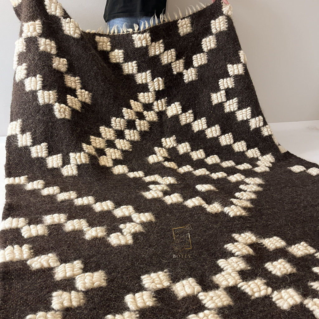 Carpathian Wool Blanket “Lord” 150×220 cm – Premium Handmade Natural Wool