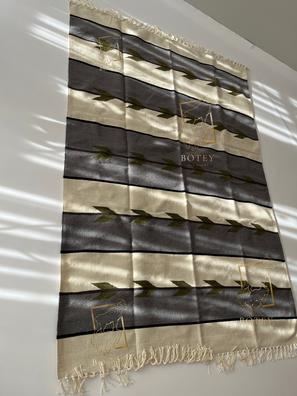 Handmade Hutsul Wool Rug “Leaves” – Natural Wool Carpet 200×140 cm