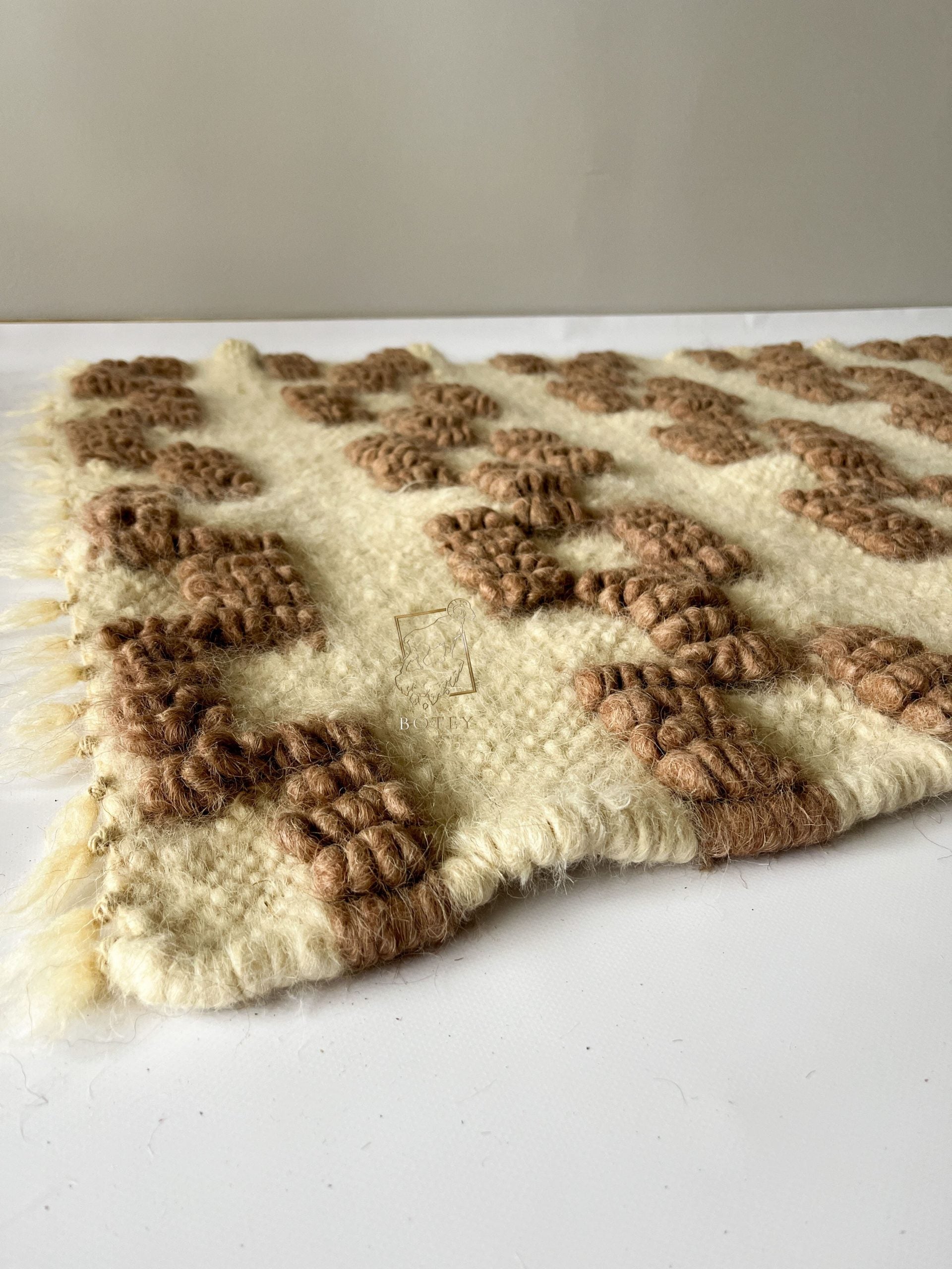 Wool Runner Rug “Chain Pattern” 80×150 cm – Handmade Natural Wool