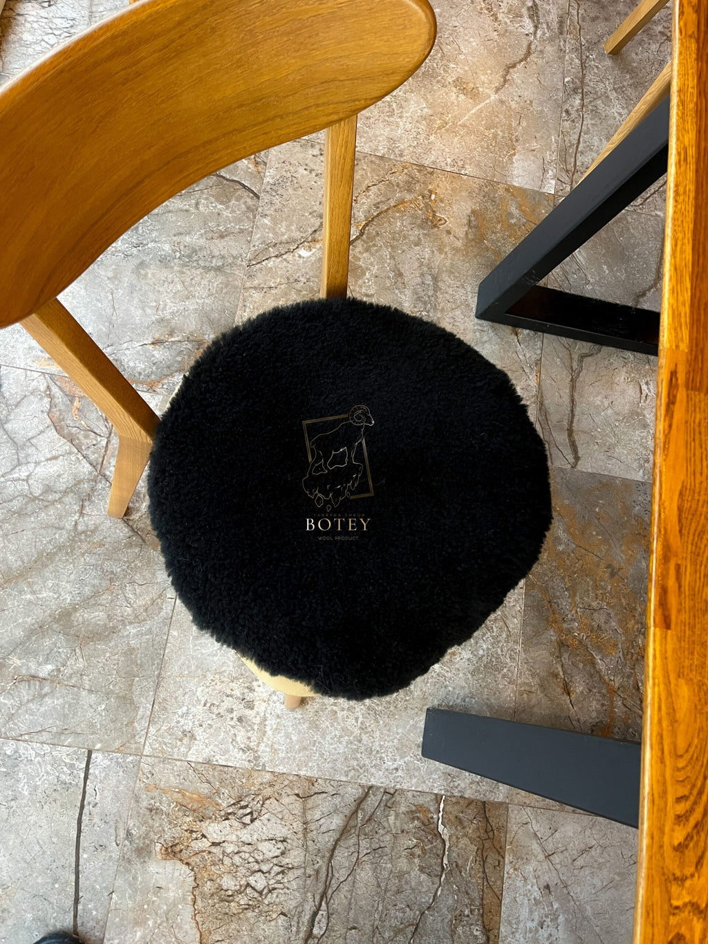 Round Sheepskin Seat Cover 50×50 cm – Natural Wool Cushion