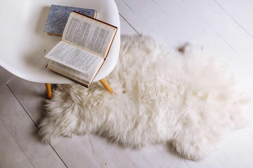 Large White Sheepskin Rug 130×75 cm – Natural Wool Hide