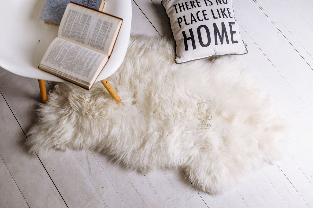 Large White Sheepskin Rug 130×75 cm – Natural Wool Hide