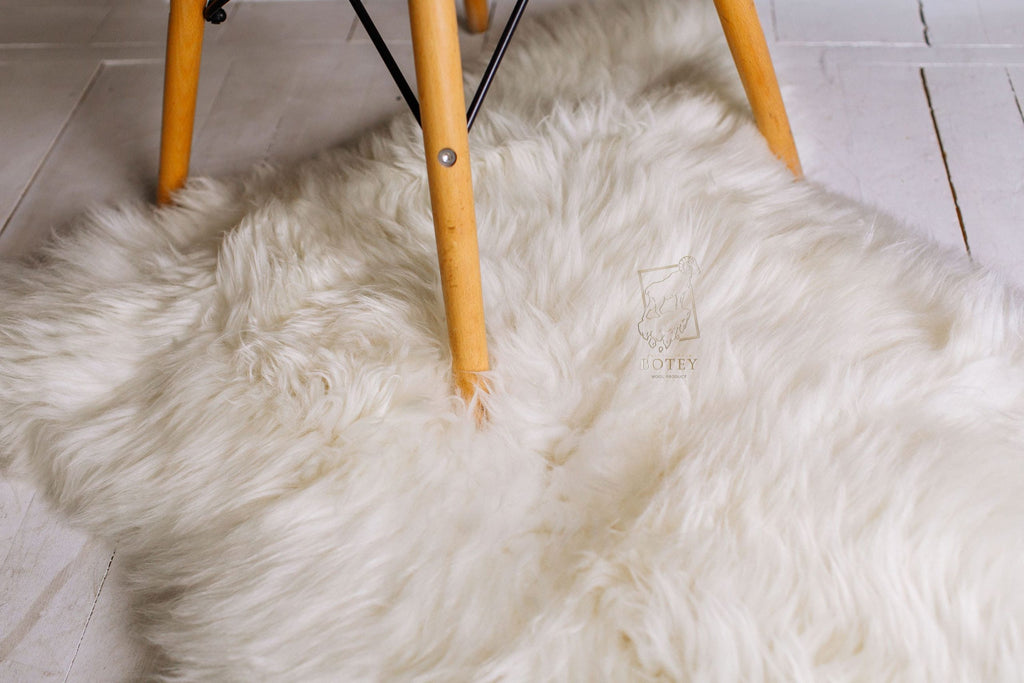 Large White Sheepskin Rug 130×75 cm – Natural Wool Hide