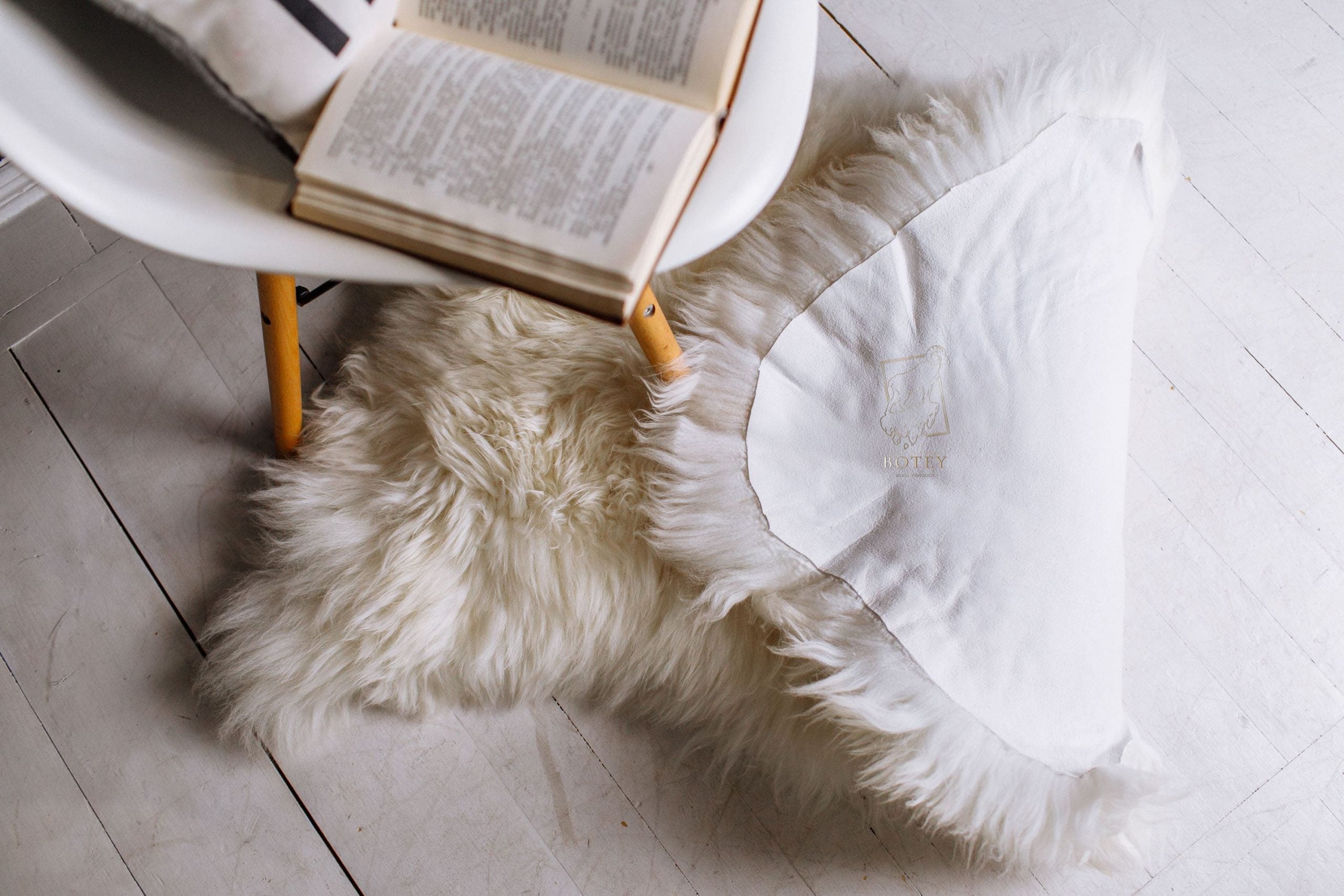 Large White Sheepskin Rug 130×75 cm – Natural Wool Hide