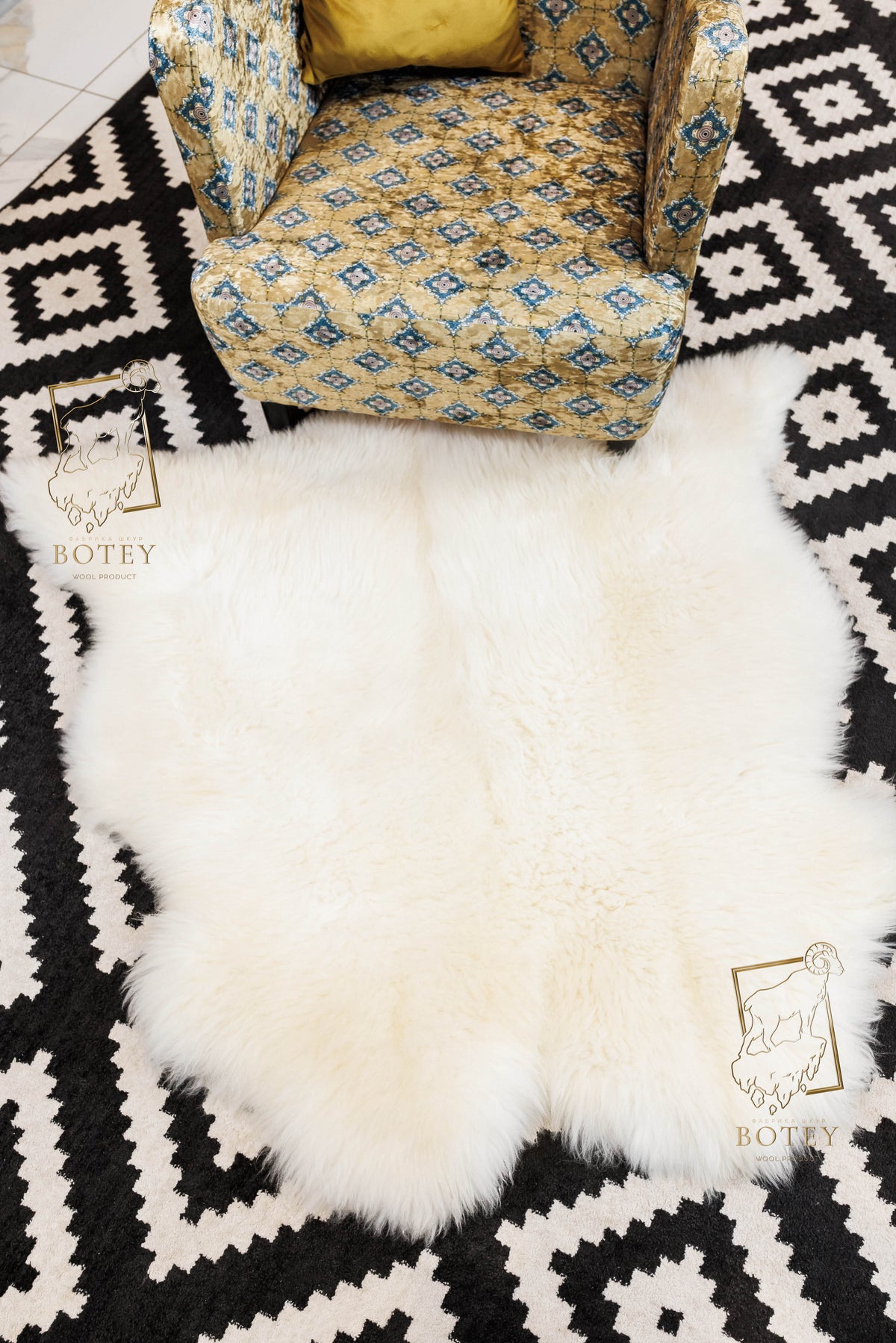 Wide Sheepskin Rug 2-in-1 (110×100 cm) – Natural White Fur Carpet