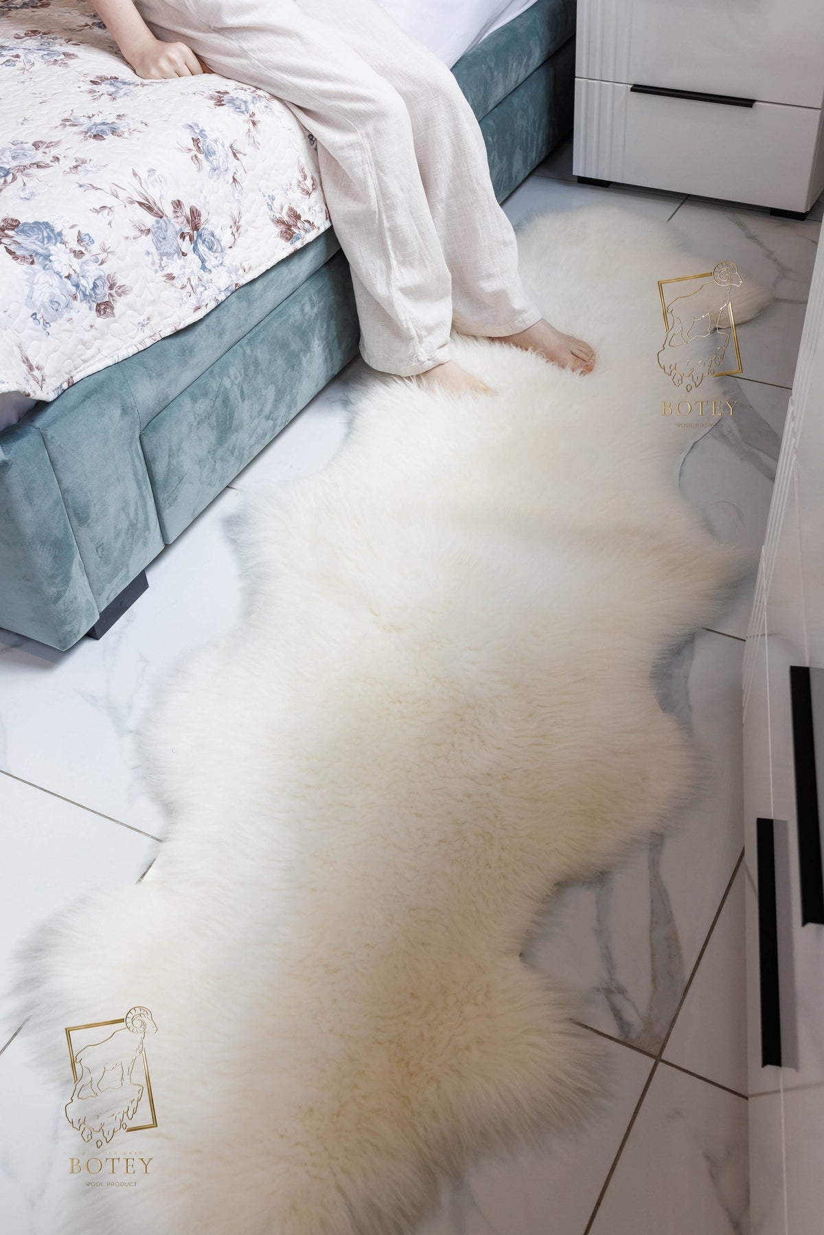 Sheepskin Sofa Cover (200×65 cm) – Natural White Fur Throw