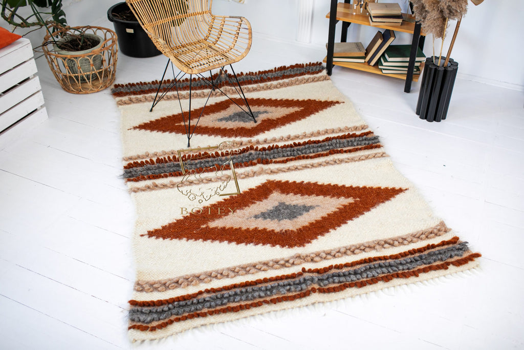 Carpathian Wool Blanket “Long Diamonds” 150×200 cm – Premium Handmade Natural Wool