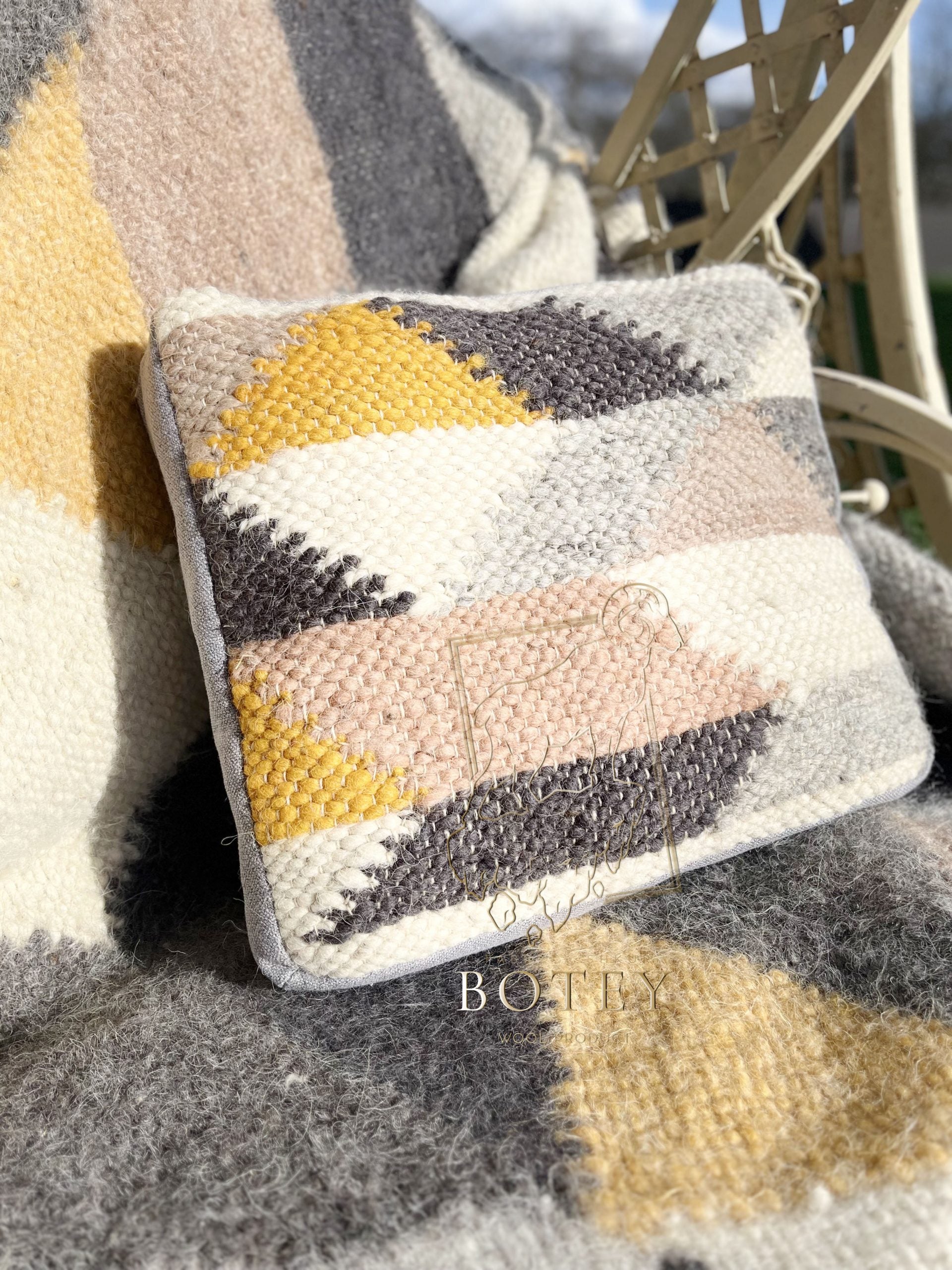 Carpathian Wool Blanket “Modern” 150×200 cm – Premium Handmade Natural Wool