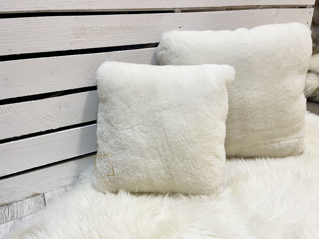 Handmade Short-Hair Sheepskin Pillow 35×35 cm – Natural Fur Cushion