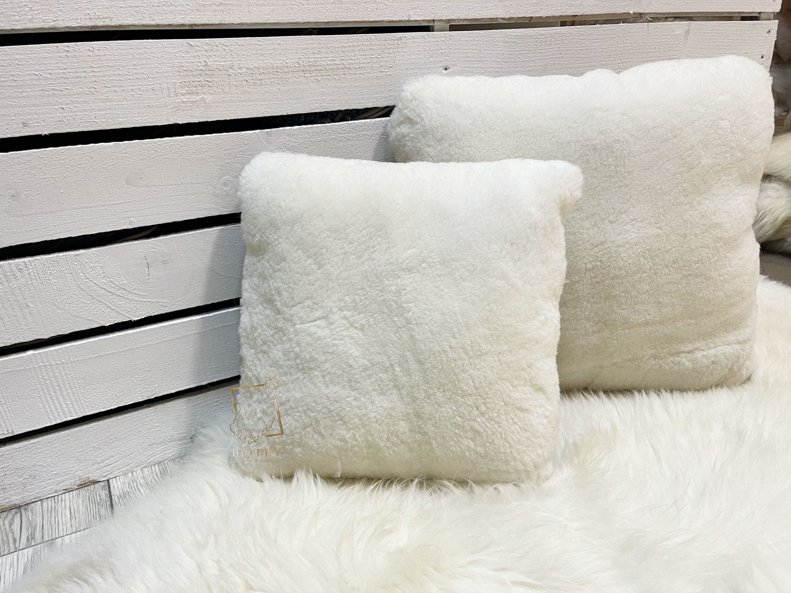 Handmade Short-Hair Sheepskin Pillow 45×45 cm – Natural Fur Cushion