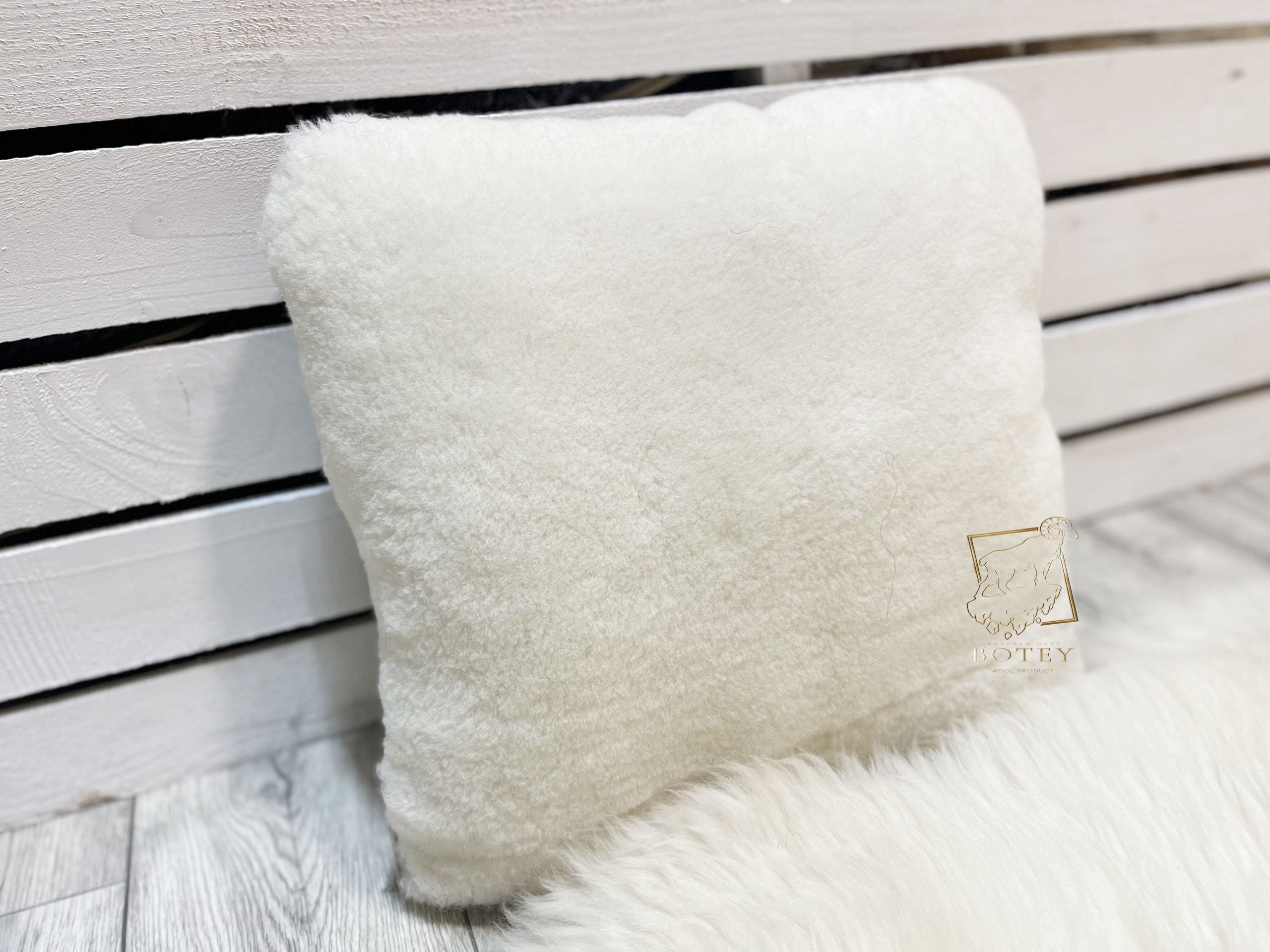 Handmade Short-Hair Sheepskin Pillow 35×35 cm – Natural Fur Cushion