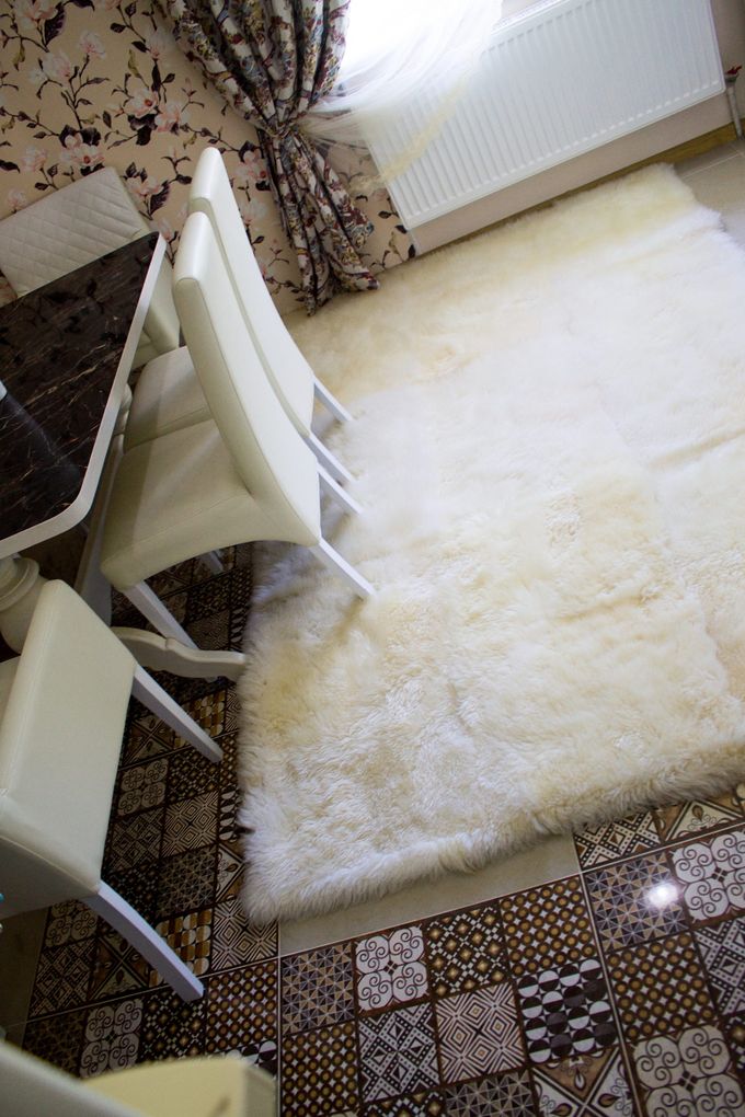 Large Rectangular Sheepskin Rug (250×180 cm) – Natural White Fur Carpet