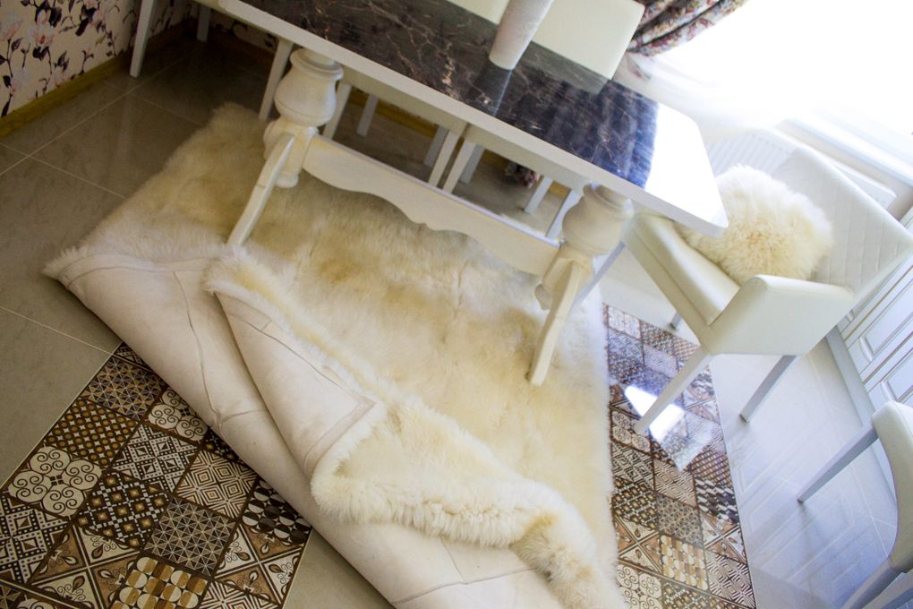Large Rectangular Sheepskin Rug (250×180 cm) – Natural White Fur Carpet