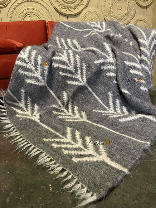 Carpathian Wool Blanket “Arrows” 150×200 cm – Premium Handmade Natural Wool