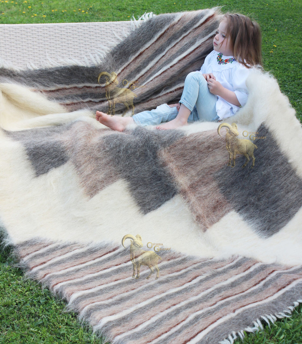 Carpathian Wool Blanket “Hourglass” 150×200 cm – Premium Handmade Natural Wool