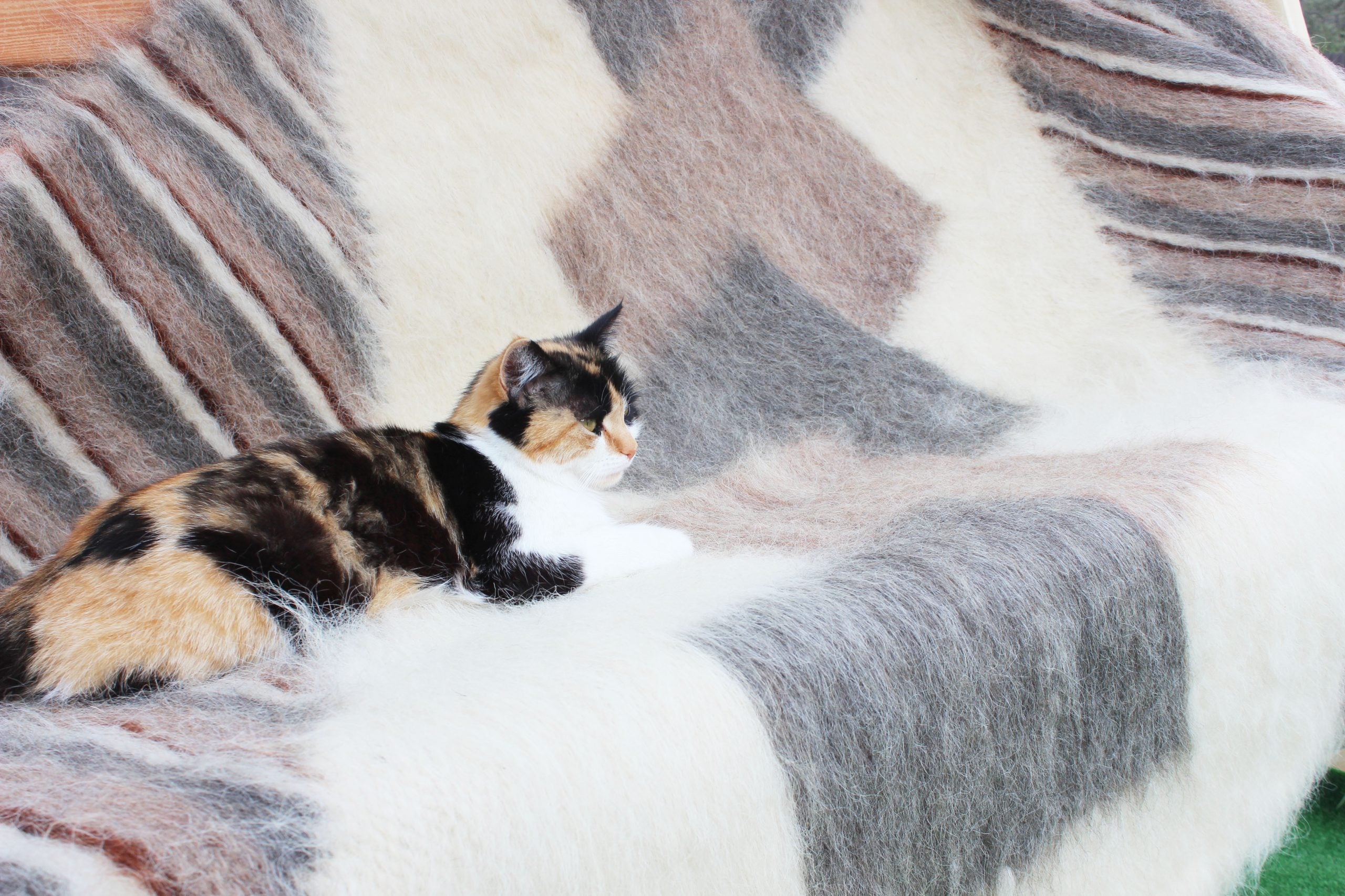 Carpathian Wool Blanket “Hourglass” 150×200 cm – Premium Handmade Natural Wool