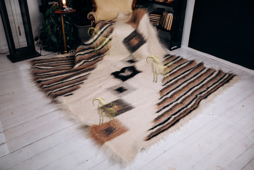 Carpathian Wool Blanket “Hourglass” 190×220 cm – Premium Handmade Natural Wool