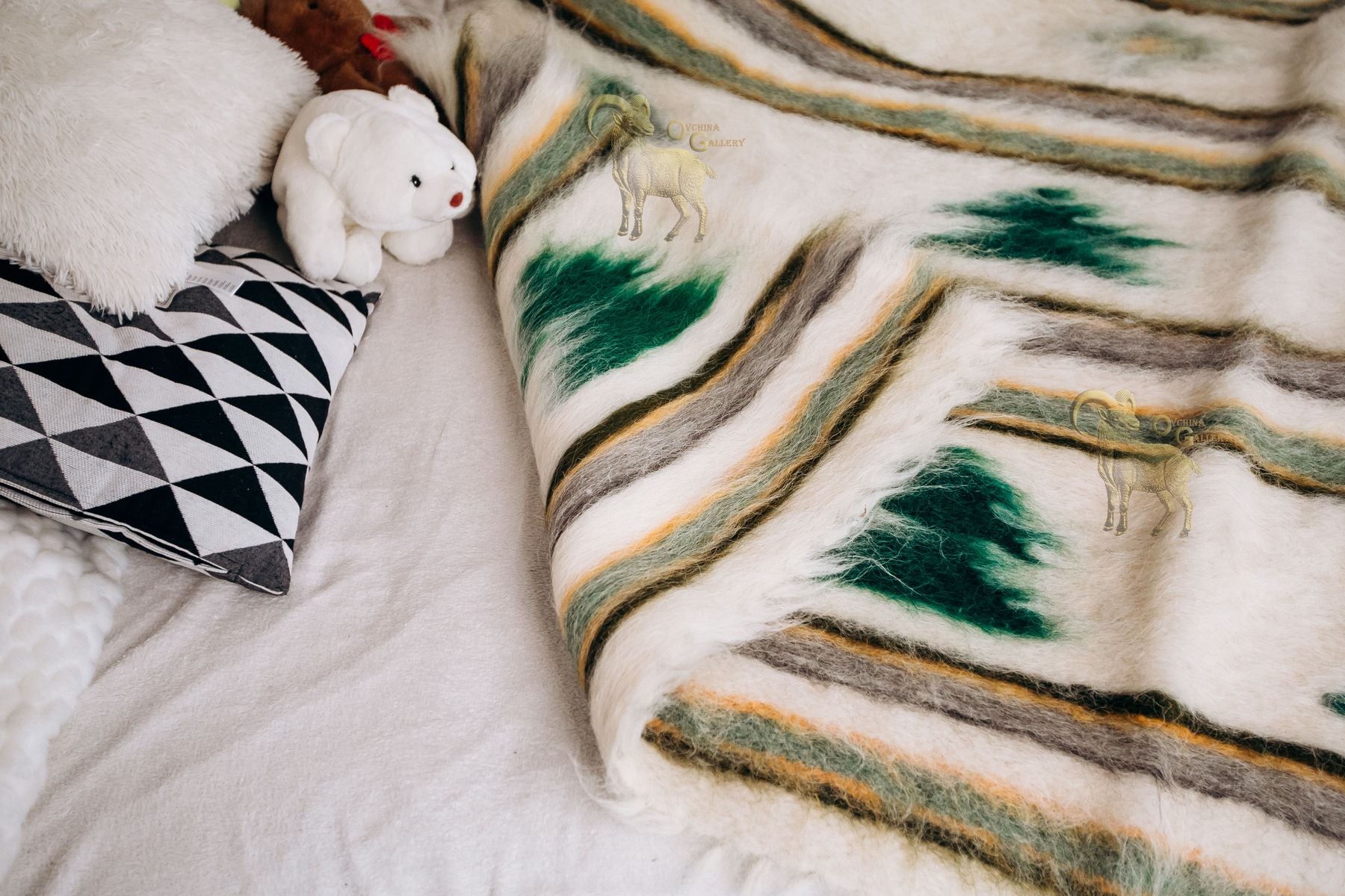 Carpathian Wool Blanket “Herringbone” 190×220 cm – Premium Handmade Natural Wool