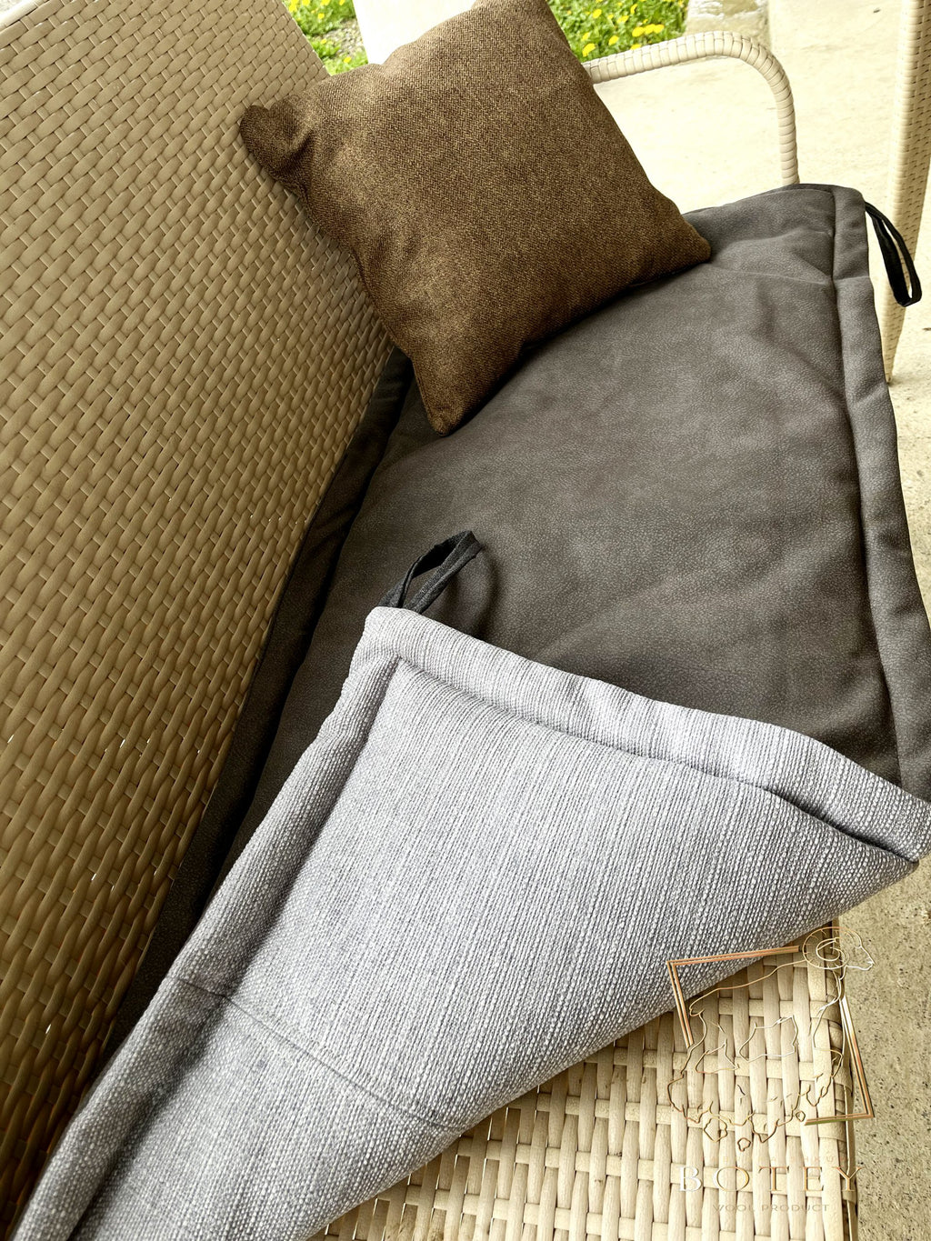 Garden Furniture Cushion with Ties Brown/Grey 120×50 cm – Outdoor Seat Pad
