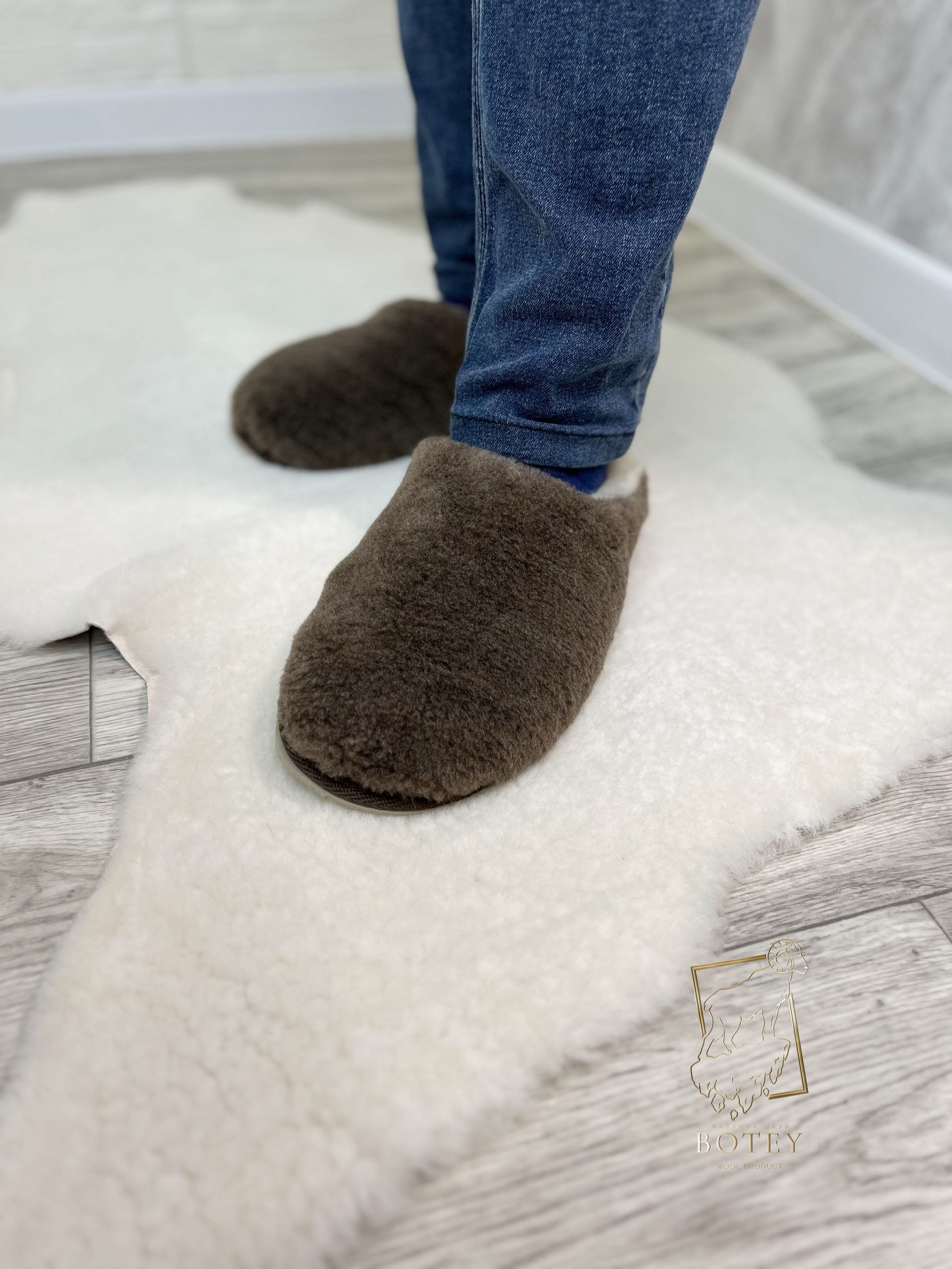 Men’s Sheepskin Slippers Brown – Soft Natural Wool Home Shoes